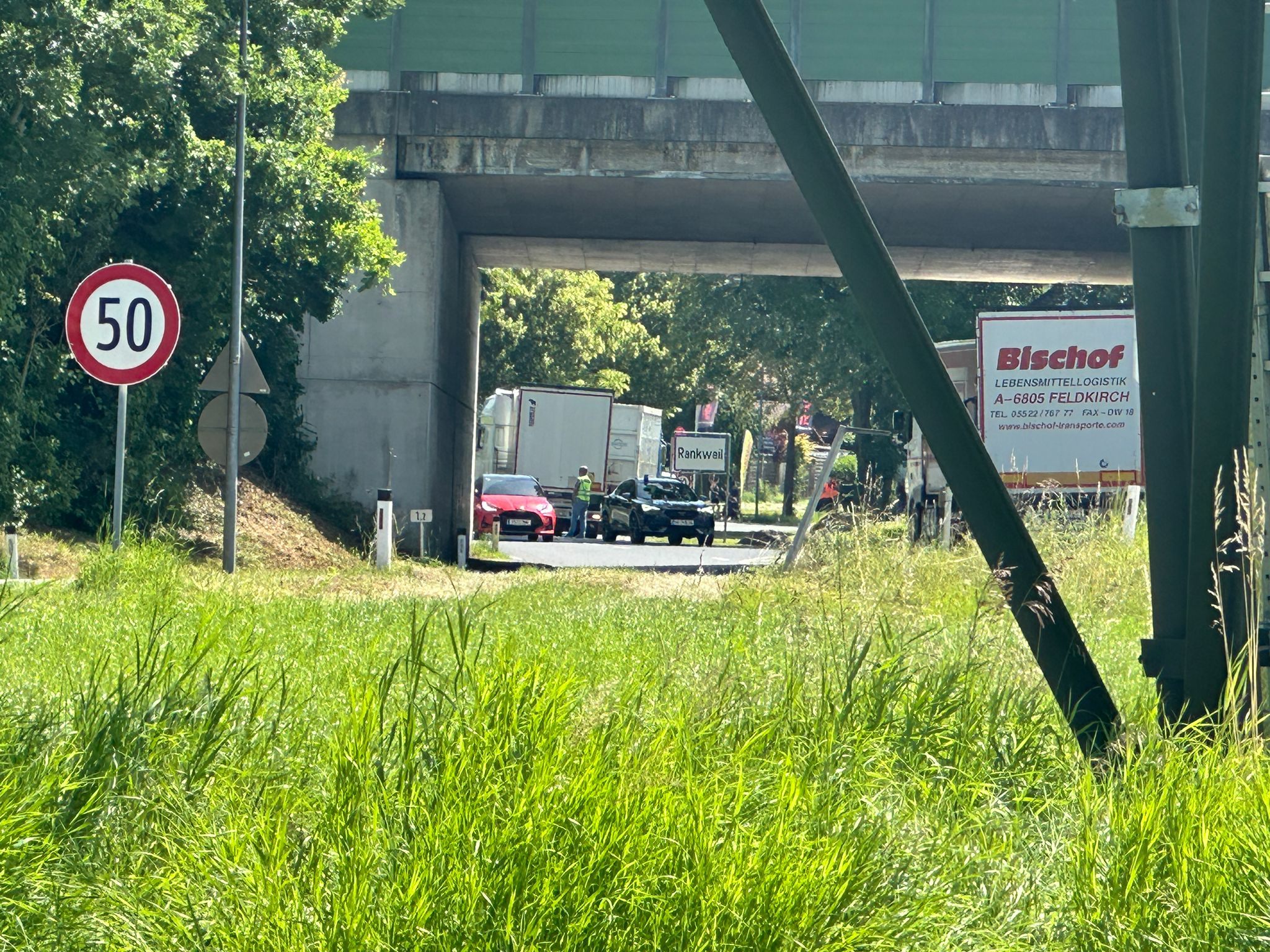 Die Polizei regelt aktuell den Verkehr. Die Polizei regelt aktuell den Verkehr.