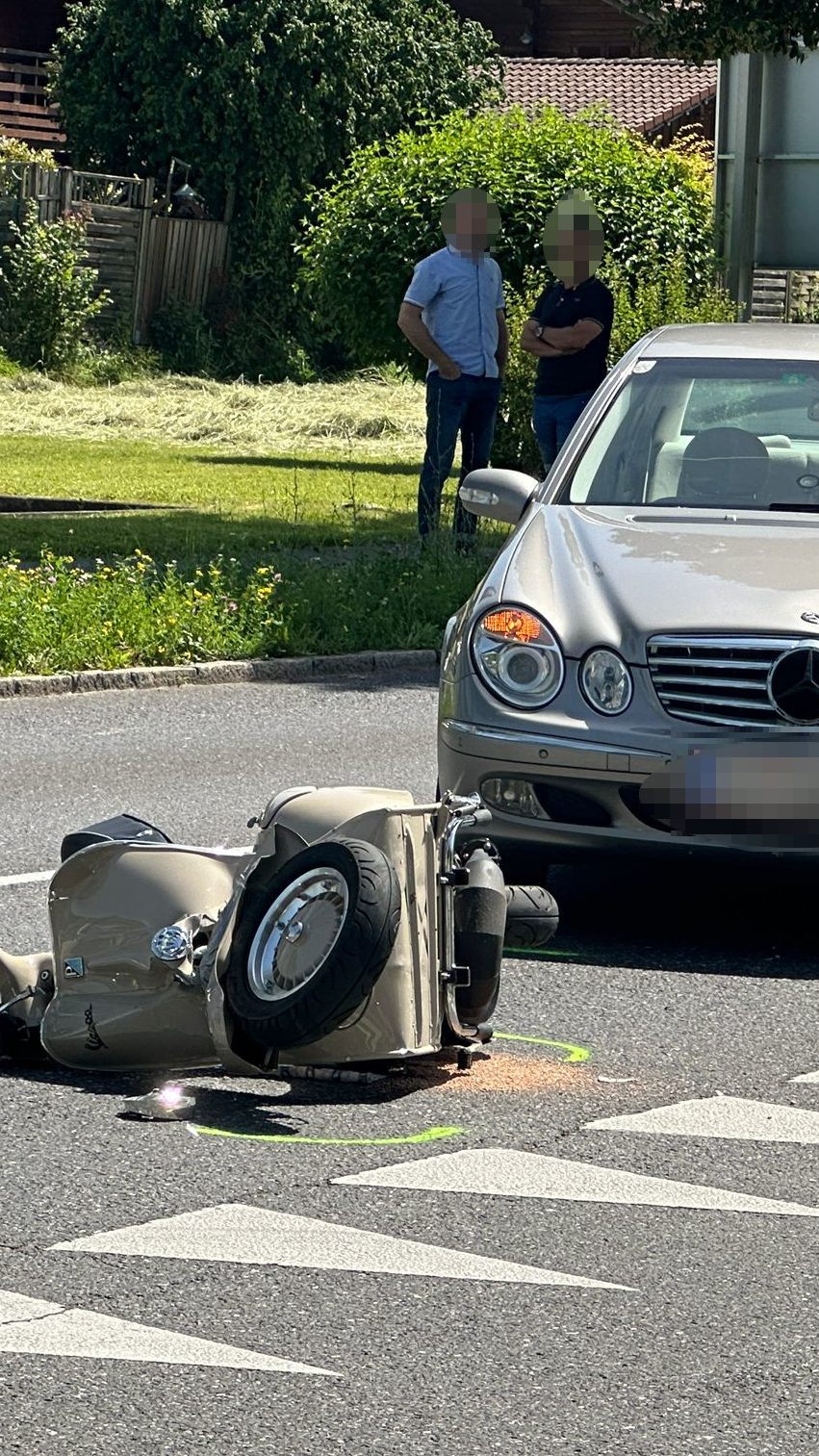 Mopedlenker von Pkw erfasst.