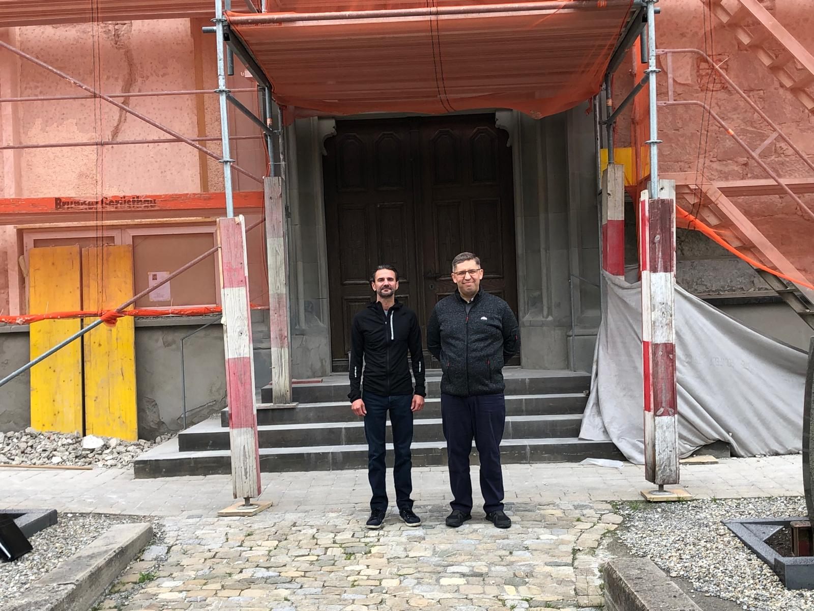 Diakon Rikard Toplek und Pfarrer Marius Dumea haben sich für die Sanierung der Kennelbacher Kirche eingesetzt.