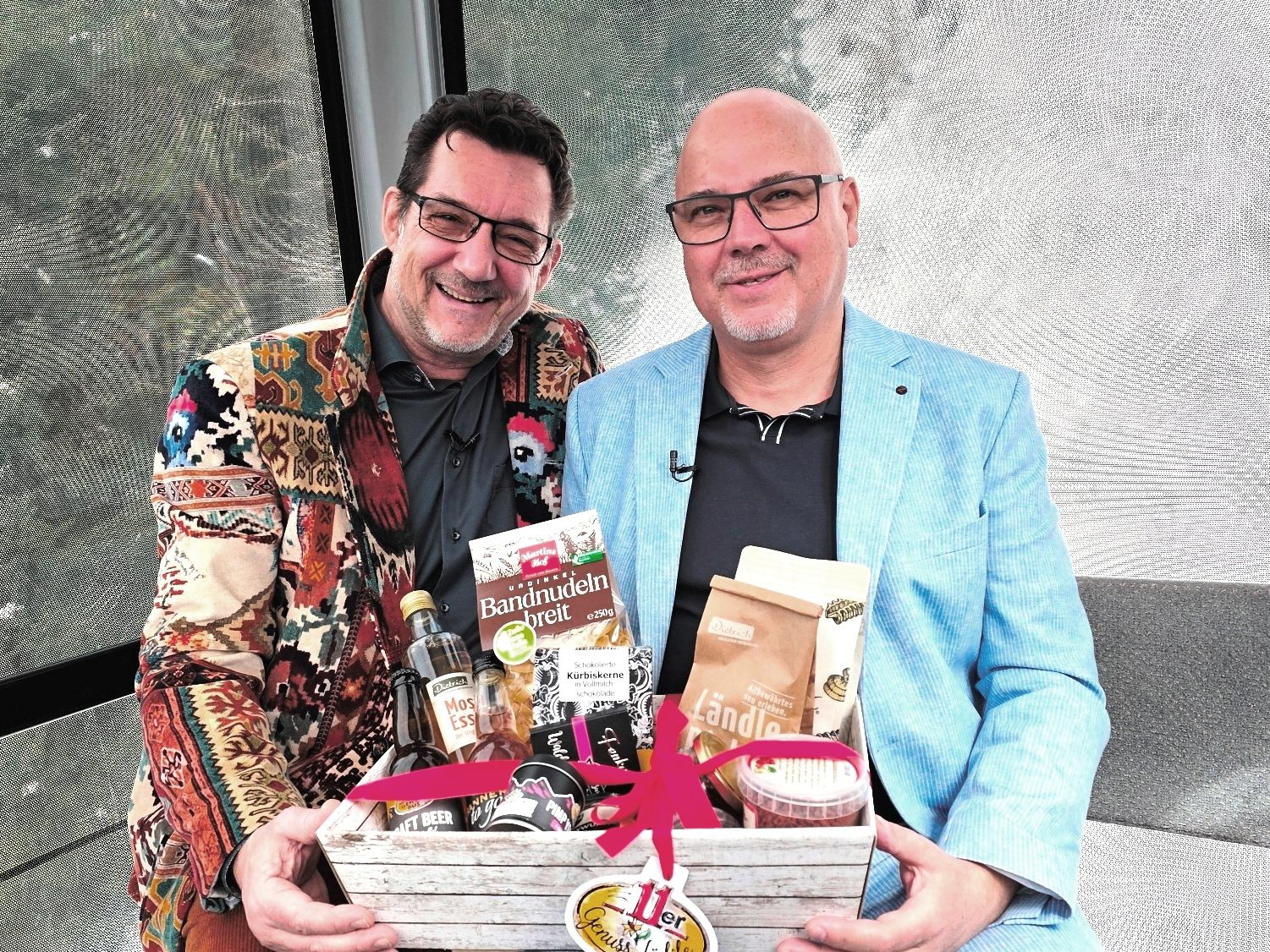 10 Jahre Heim Mode feiert Wilfried Heim (re) mit seinem Team und erzählt Andreas Seeburger us dr Gondl, über seinen beeindruckenden Werdegang im Modebusiness.