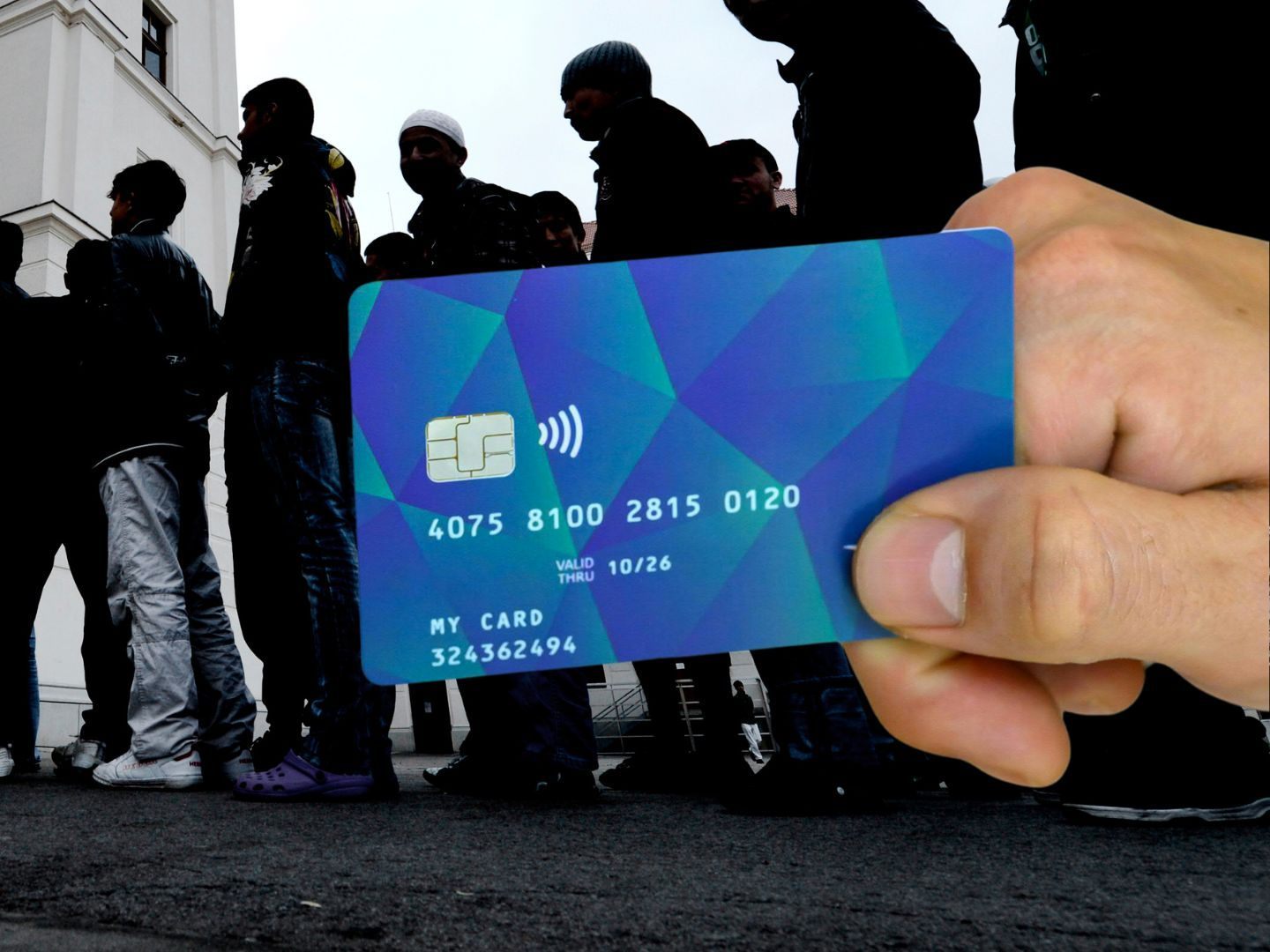 Der Testbetrieb der Bezahlkarte startete im Juni in acht Selbstversorgungsquartieren.