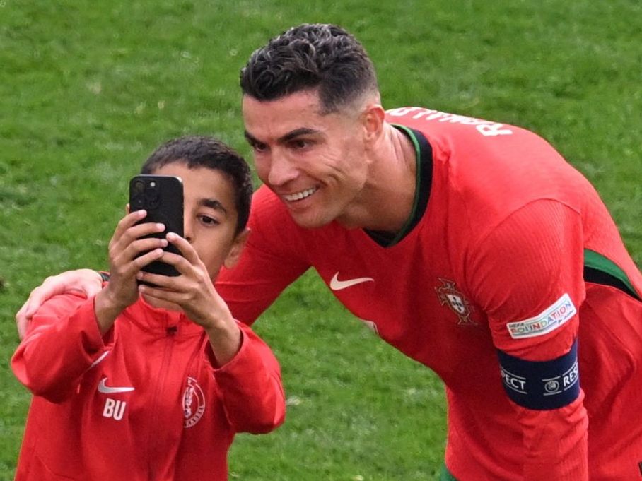 Dieses Selfie mit CR7 geht um die Welt. Dieses Selfie mit CR7 geht um die Welt.