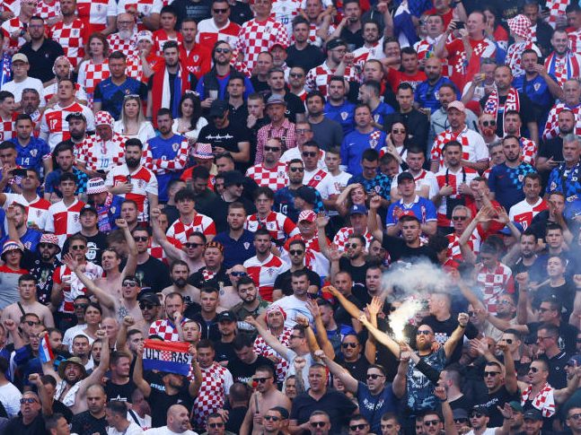 Nach anti-serbischen Gesängen von kroatischen und albanischen Fans wurde die UEFA eingeschaltet. Nach anti-serbischen Gesängen von kroatischen und albanischen Fans wurde die UEFA eingeschaltet.