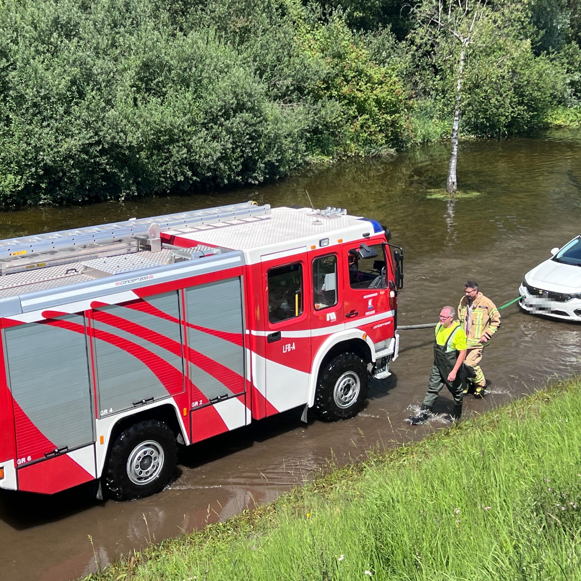Feuerwehr befreit Pkw-Lenker aus misslicher Lage.