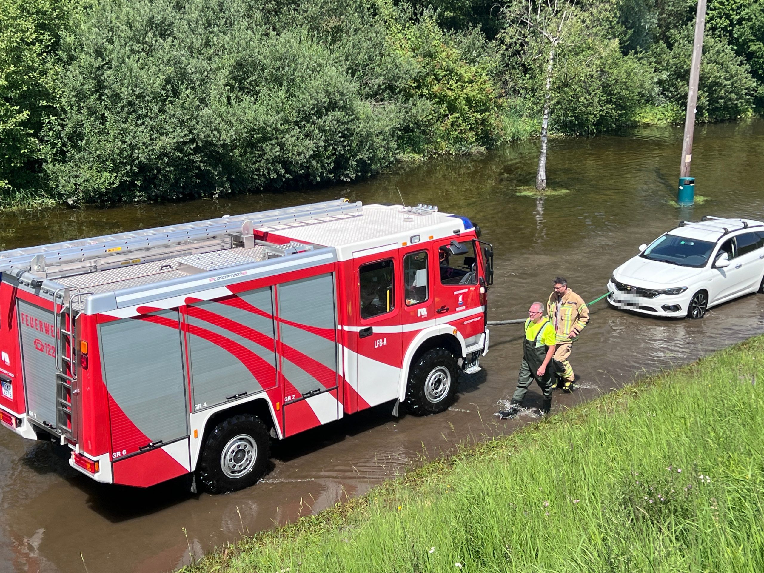 Feuerwehr befreit Pkw-Lenker aus misslicher Lage. Feuerwehr befreit Pkw-Lenker aus misslicher Lage.