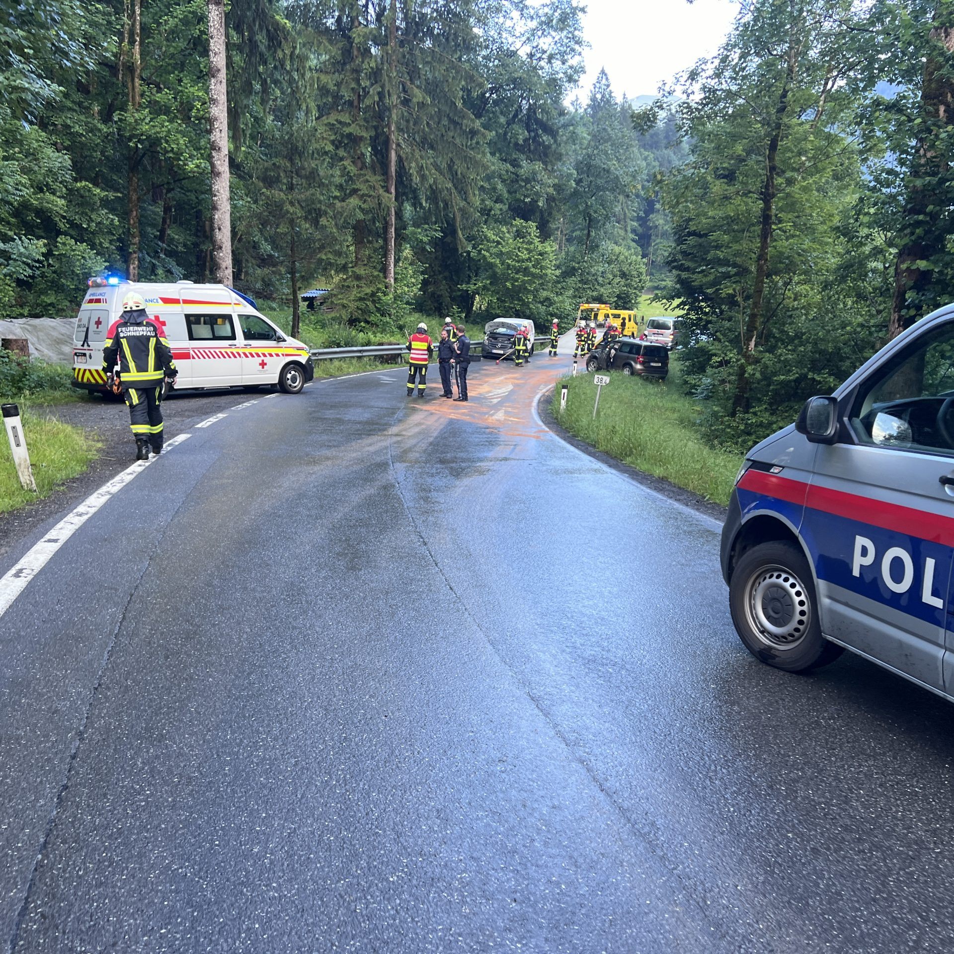 Vollsperre nach Unfall auf L200
