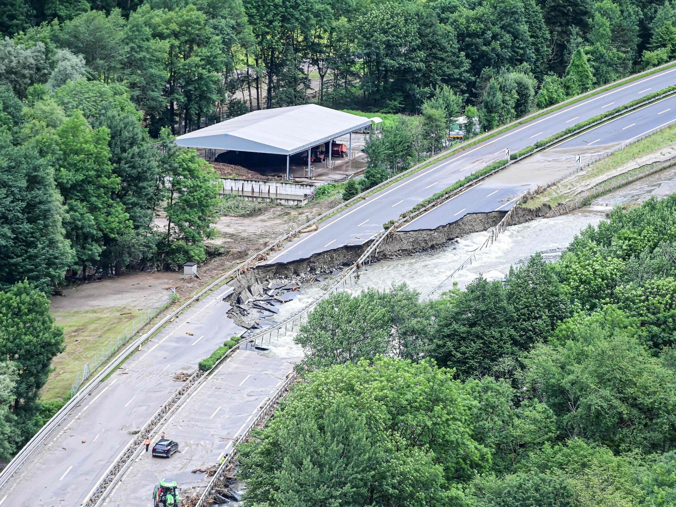 Nach Unwetter in der Schweiz wird die Verkehrssituation verschärft. Nach Unwetter in der Schweiz wird die Verkehrssituation verschärft.