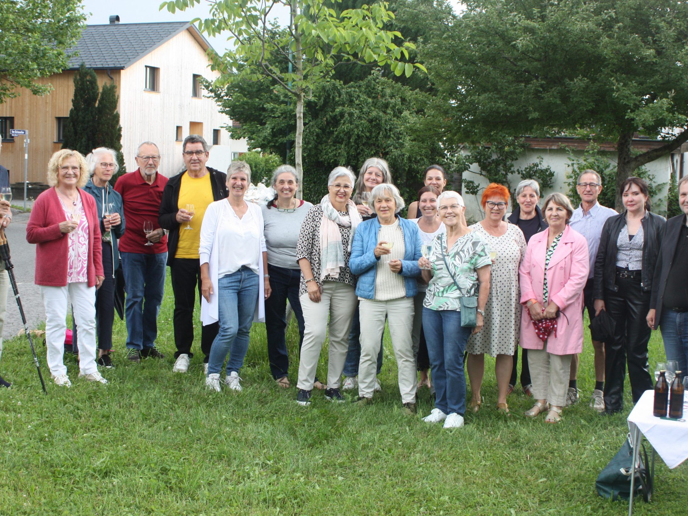 Kantorei Rankweil feierte die Einweihung vom neuen Baum.