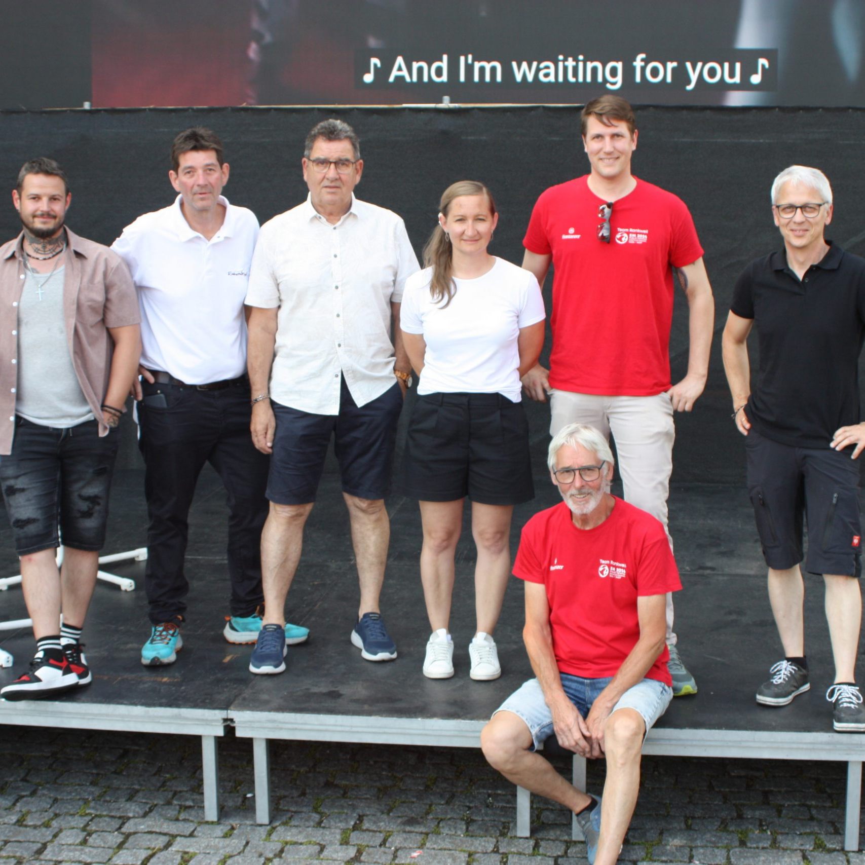 Stefanie Kollmann-Obwegeser (dritte von rechts) nach der gelungenen Infoveranstaltung Inegüxla am Marktplatz plus Macher Armin Wille (vorne), Mitarbeiter von Expert Tschanett, Roland Vith, Helmut Jenny, Dominic Mayer und Mitarbeiter von Bild und Ton gaben Auskunft.