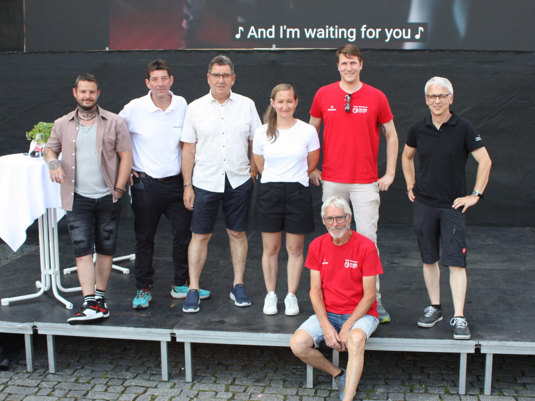Stefanie Kollmann-Obwegeser (dritte von rechts) nach der gelungenen Infoveranstaltung Inegüxla am Marktplatz plus Macher Armin Wille (vorne), Mitarbeiter von Expert Tschanett, Roland Vith, Helmut Jenny, Dominic Mayer und Mitarbeiter von Bild und Ton gaben Auskunft.