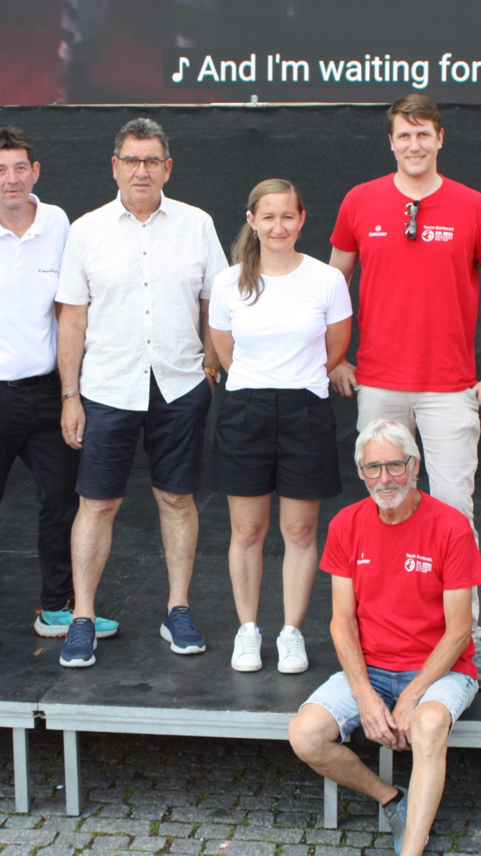 Stefanie Kollmann-Obwegeser (dritte von rechts) nach der gelungenen Infoveranstaltung Inegüxla am Marktplatz plus Macher Armin Wille (vorne), Mitarbeiter von Expert Tschanett, Roland Vith, Helmut Jenny, Dominic Mayer und Mitarbeiter von Bild und Ton gaben Auskunft.