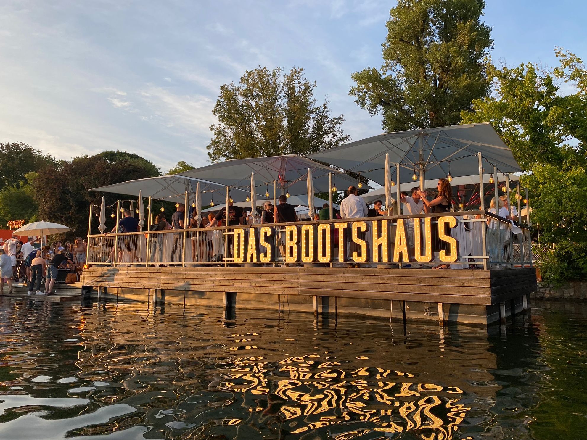 Das Lichterfest im Bootshaus findet am 20. Juli statt. Das Lichterfest im Bootshaus findet am 20. Juli statt.
