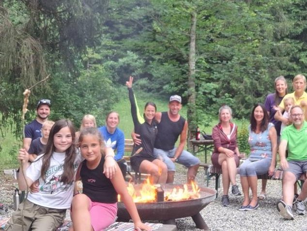 Grillen am Lagerfeuer.