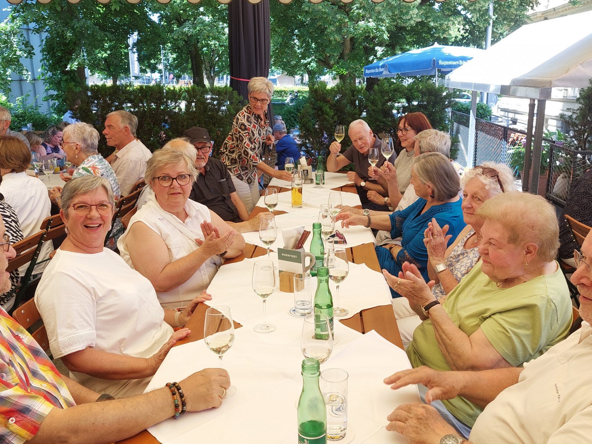 Beste Stimmung beim Grillfest im Kornmesser-Garten Beste Stimmung beim Grillfest im Kornmesser-Garten