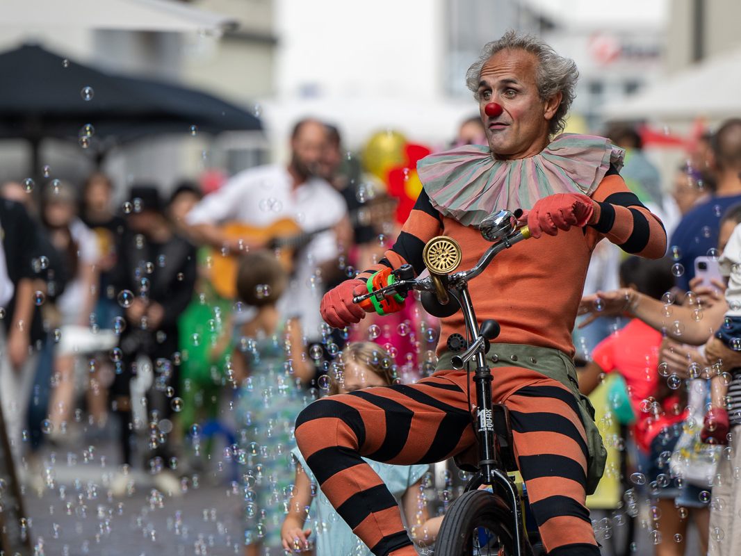 Clown Pompo eröffnet am Freitag das diesjährige Gauklerfestival in Feldkirch mit einer Riesenseifenblasen-Show. Clown Pompo eröffnet am Freitag das diesjährige Gauklerfestival in Feldkirch mit einer Riesenseifenblasen-Show.