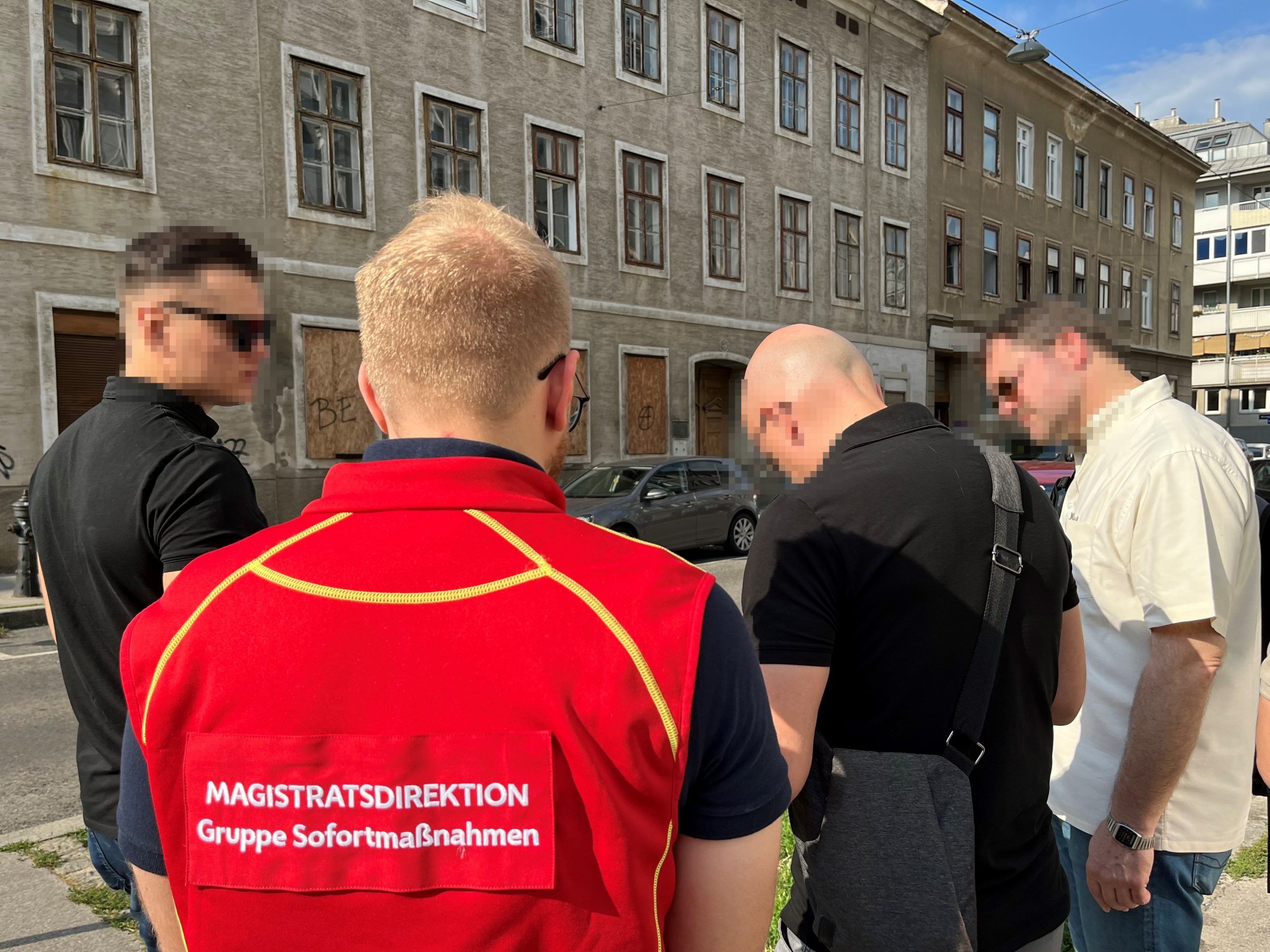 Das Einsatzteam deckte zahlreiche illegal geöffnete Lebensmittelhändler auf.