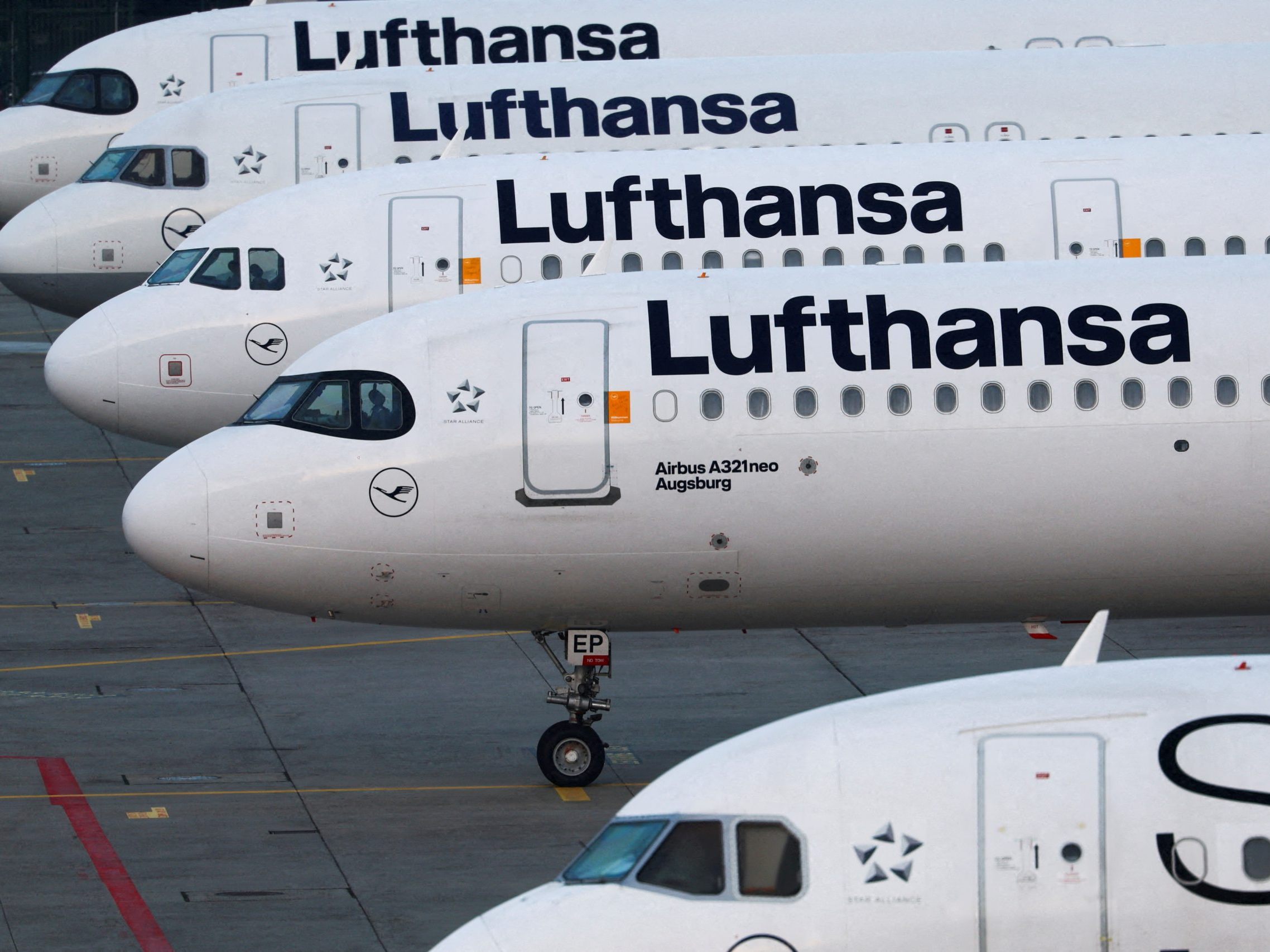 Die EU-Kommission untersucht die Milliardenhilfen, die Lufthansa während der Corona-Pandemie erhalten hat. (Symbolbild) Die EU-Kommission untersucht die Milliardenhilfen, die Lufthansa während der Corona-Pandemie erhalten hat. (Symbolbild)
