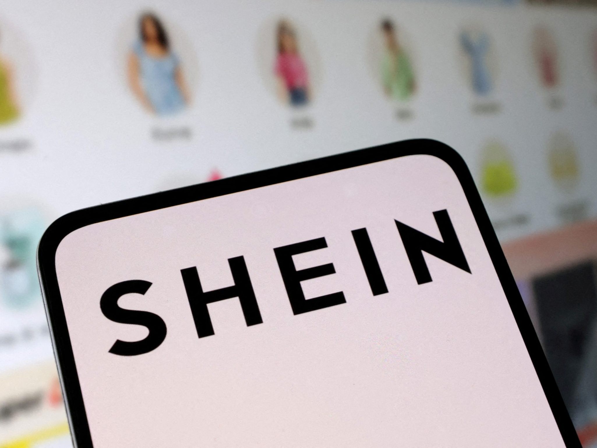 Warnung vor giftigen Chemikalien in Billig-Mode von Shein. Warnung vor giftigen Chemikalien in Billig-Mode von Shein.