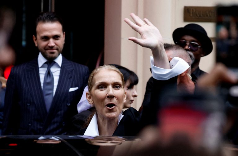 Singer Céline Dion vor ihrem Hotel in Paris