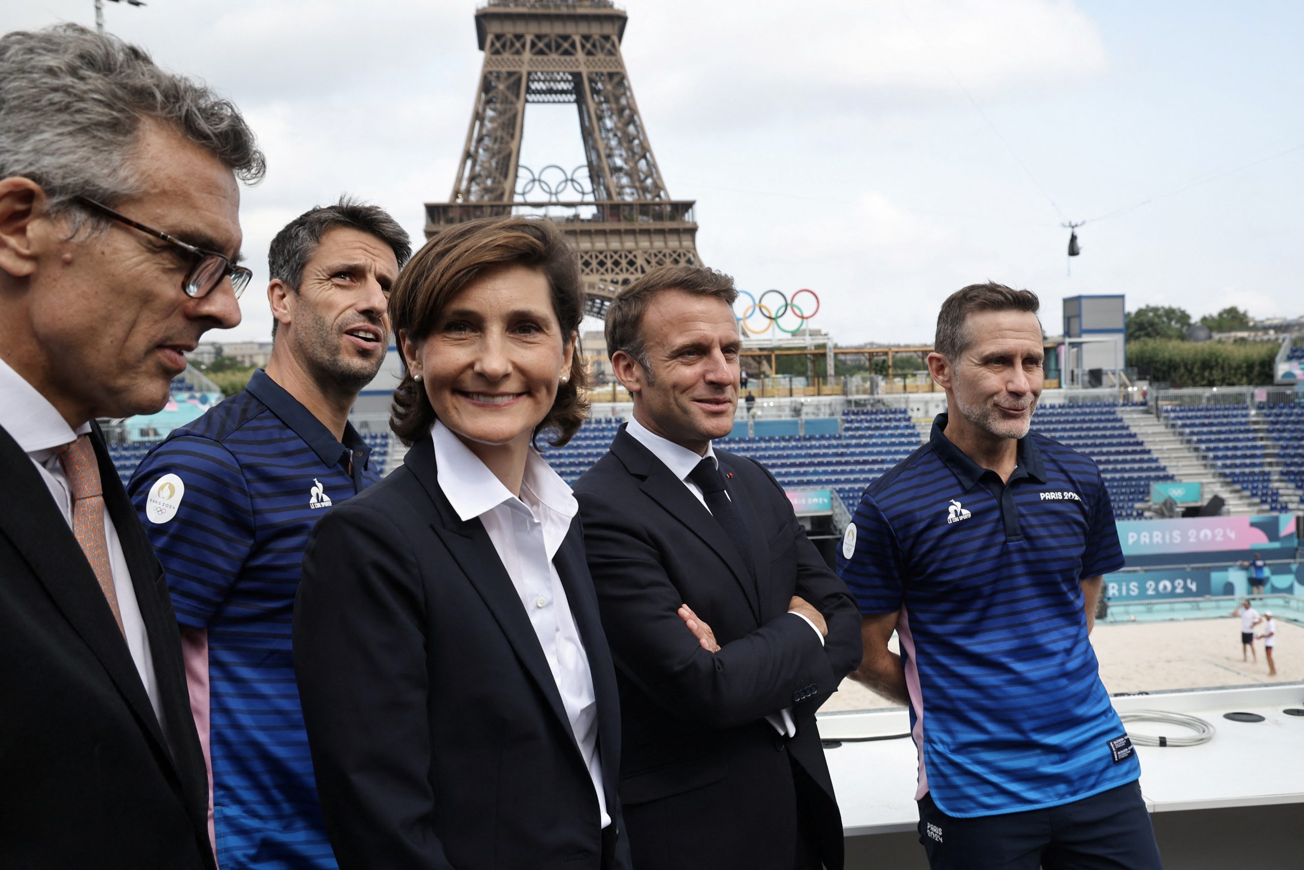 Emmanuel Macron, der Präsident des Organisationskomitees der Olympischen Spiele 2024, Tony Estanguet, und Amelie Oudea-Castera besuchen am 24. Juli 2024 das „Stade Tour Eiffel“ in Paris Emmanuel Macron, der Präsident des Organisationskomitees der Olympischen Spiele 2024, Tony Estanguet, und Amelie Oudea-Castera besuchen am 24. Juli 2024 das „Stade Tour Eiffel“ in Paris