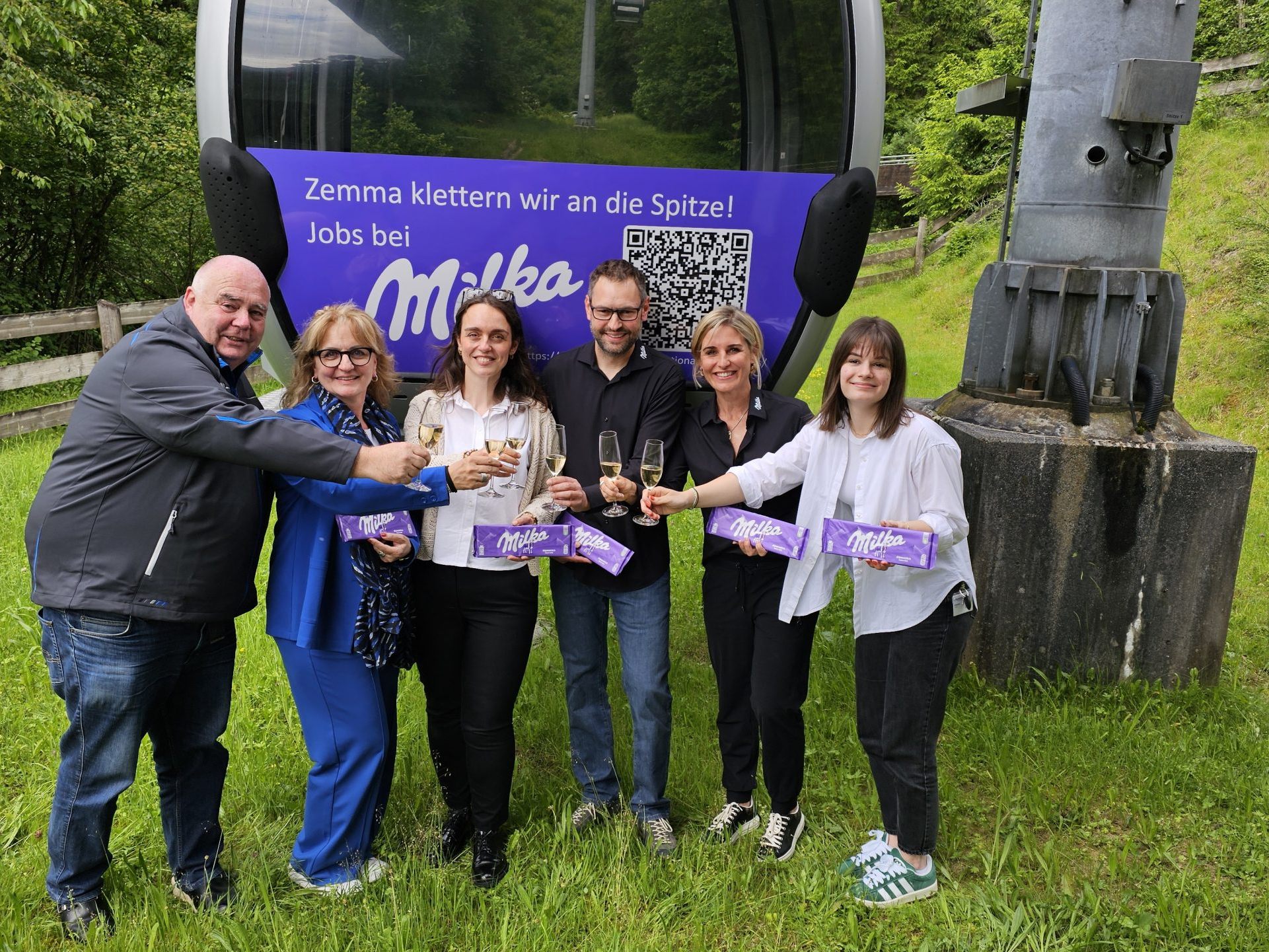 Muttersberg Seilbahn Betriebsleiter Georg Stampfer (li) stellte die beiden Milkagondeln mit Amela Memagic, Rebekka Hahn, Kübra Katmer, Bettina Ganahl, Florian Pichler von Mondelez Bludenz, offiziell in Betrieb.