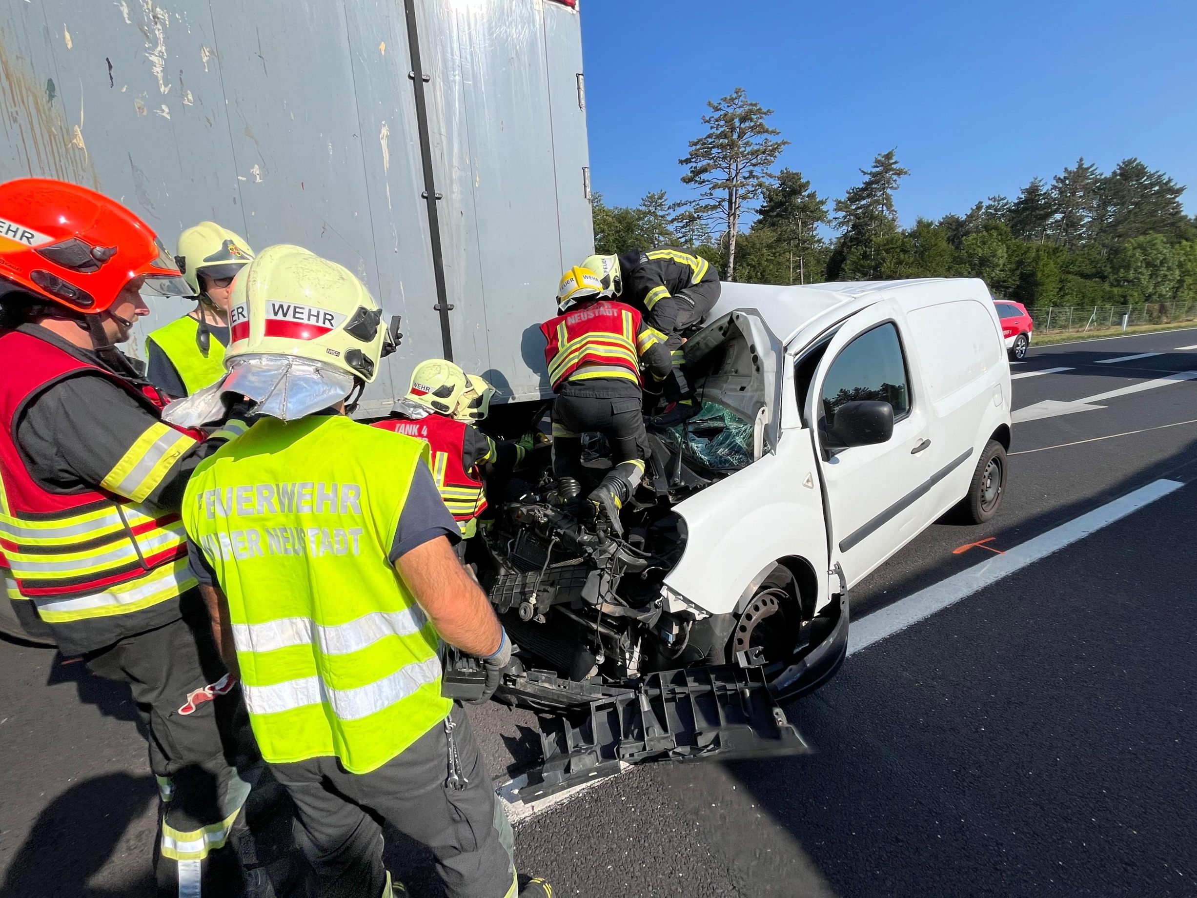 Auf der Südautobahn kam es zu einem schweren Auffahrunfall.