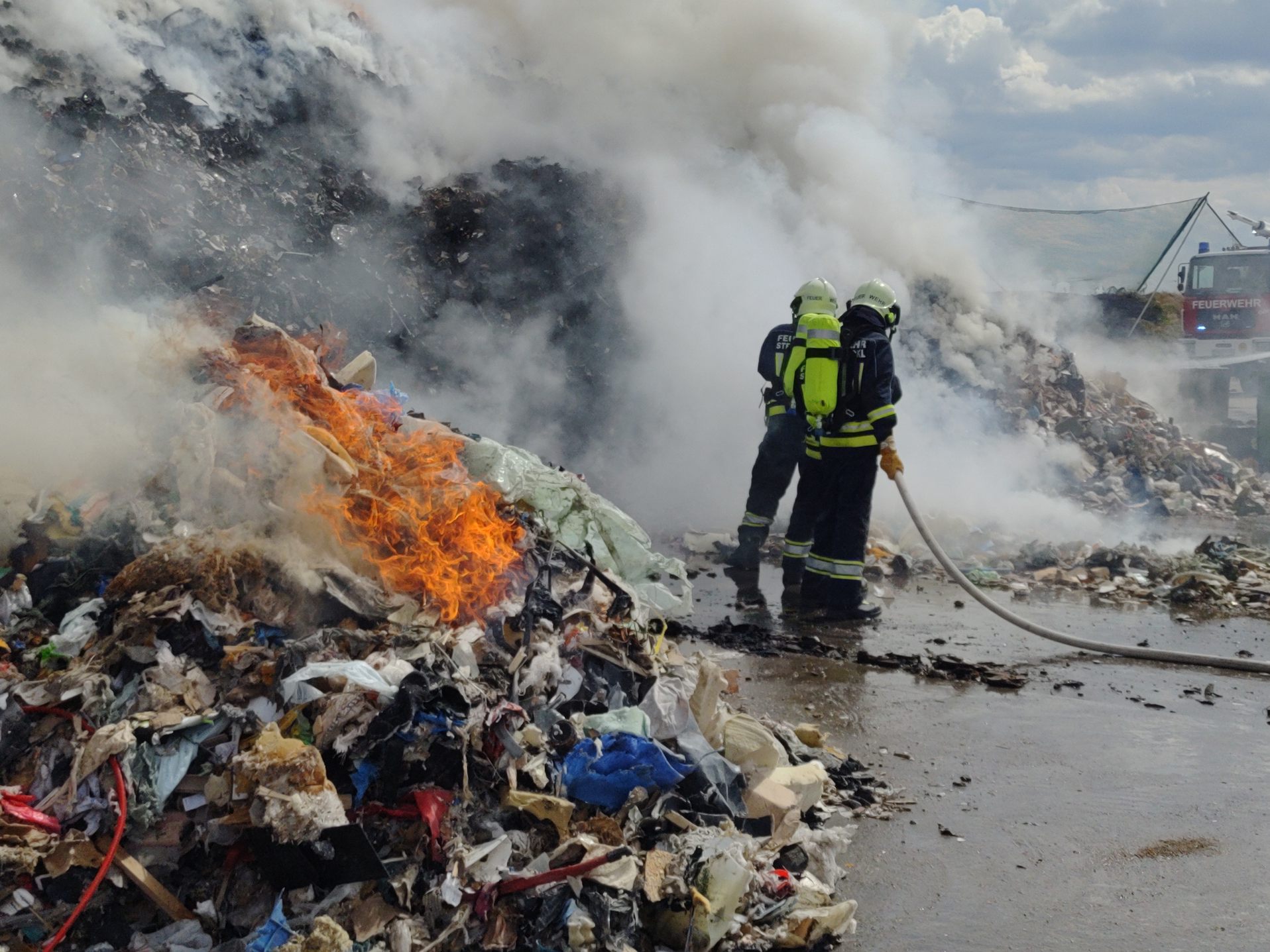 Fünf Feuerwehren löschten den Brand in der Müllverarbeitungsanlage.