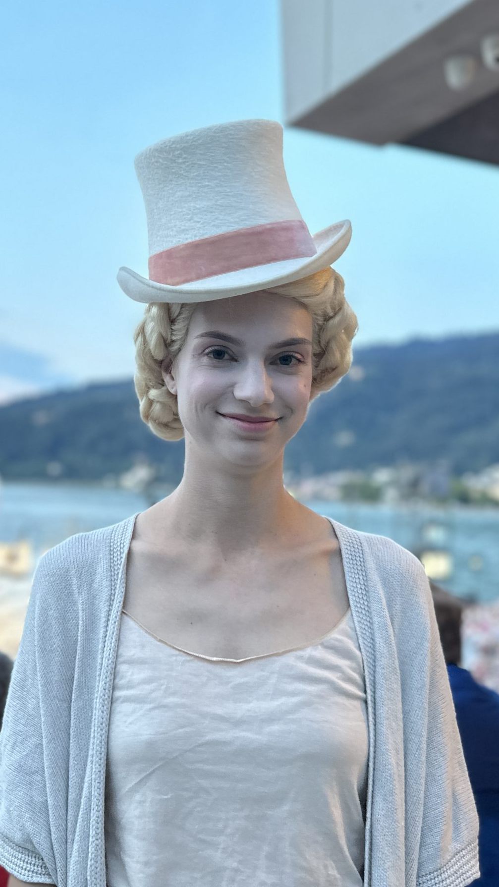 Luzia ist als Statistin bei "Der Freischütz" mit dabei.