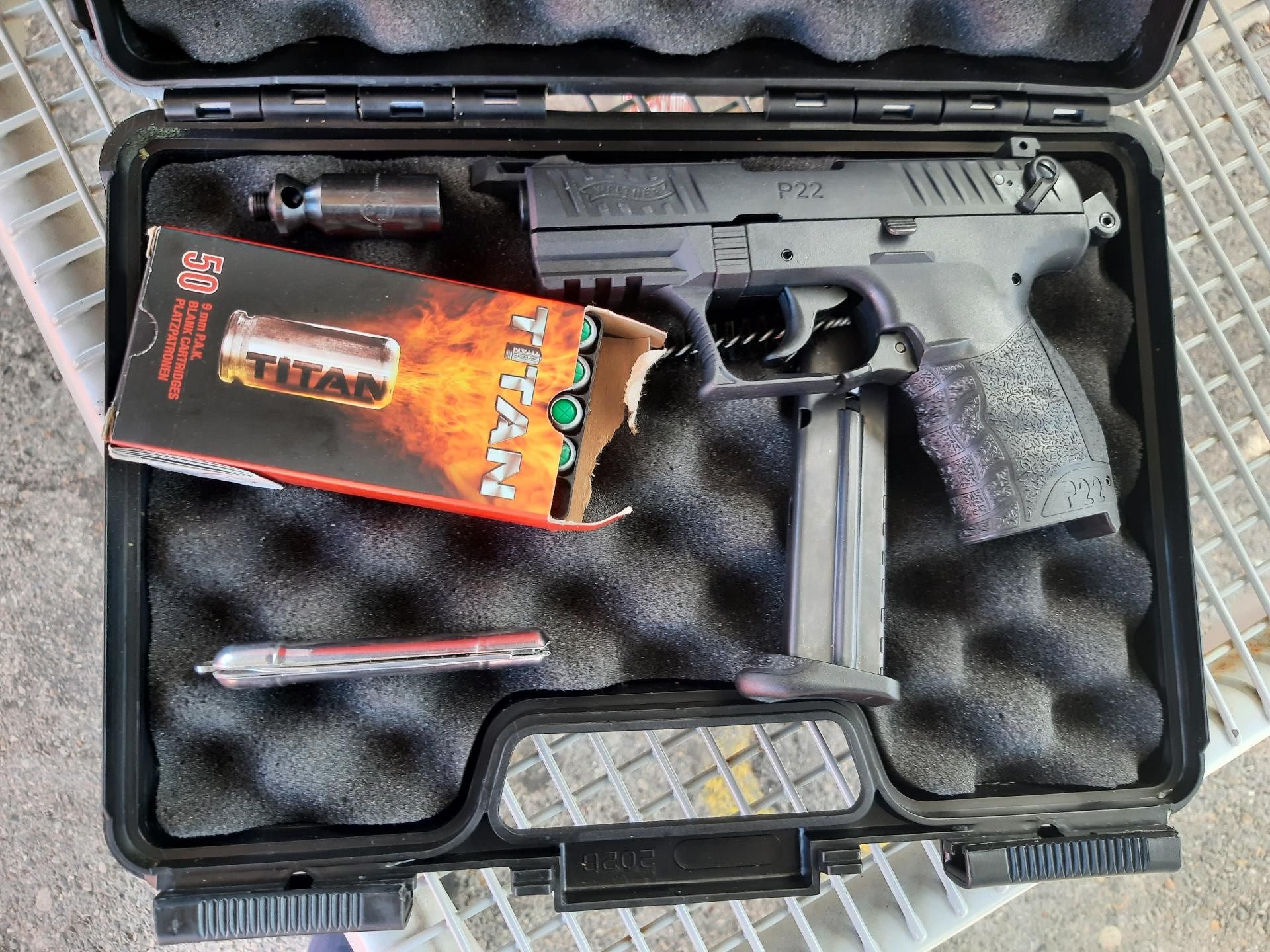 Den Mann erwartet jetzt ein Straf- und Bußgeldverfahren aufgrund der Verstöße gegen das Waffengesetz. Den Mann erwartet jetzt ein Straf- und Bußgeldverfahren aufgrund der Verstöße gegen das Waffengesetz.