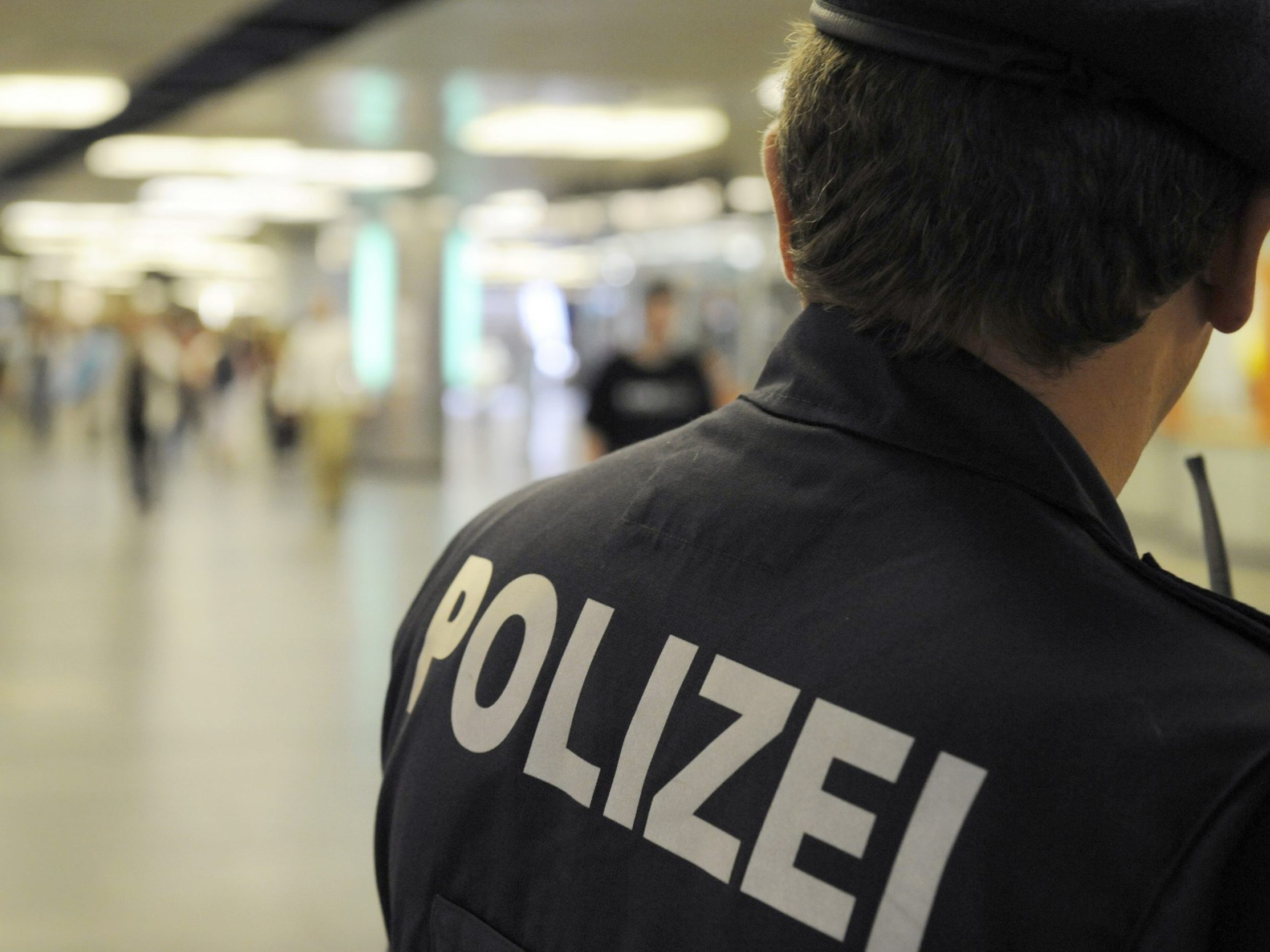 Drei junge Männer wurden von der Polizei festgenommen. Drei junge Männer wurden von der Polizei festgenommen.