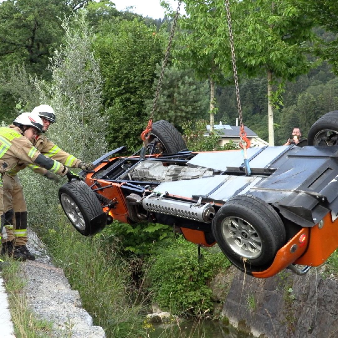 Die Feuerwehr musste am Mittwochabend ein Fahrzeug aus einem Bach bergen