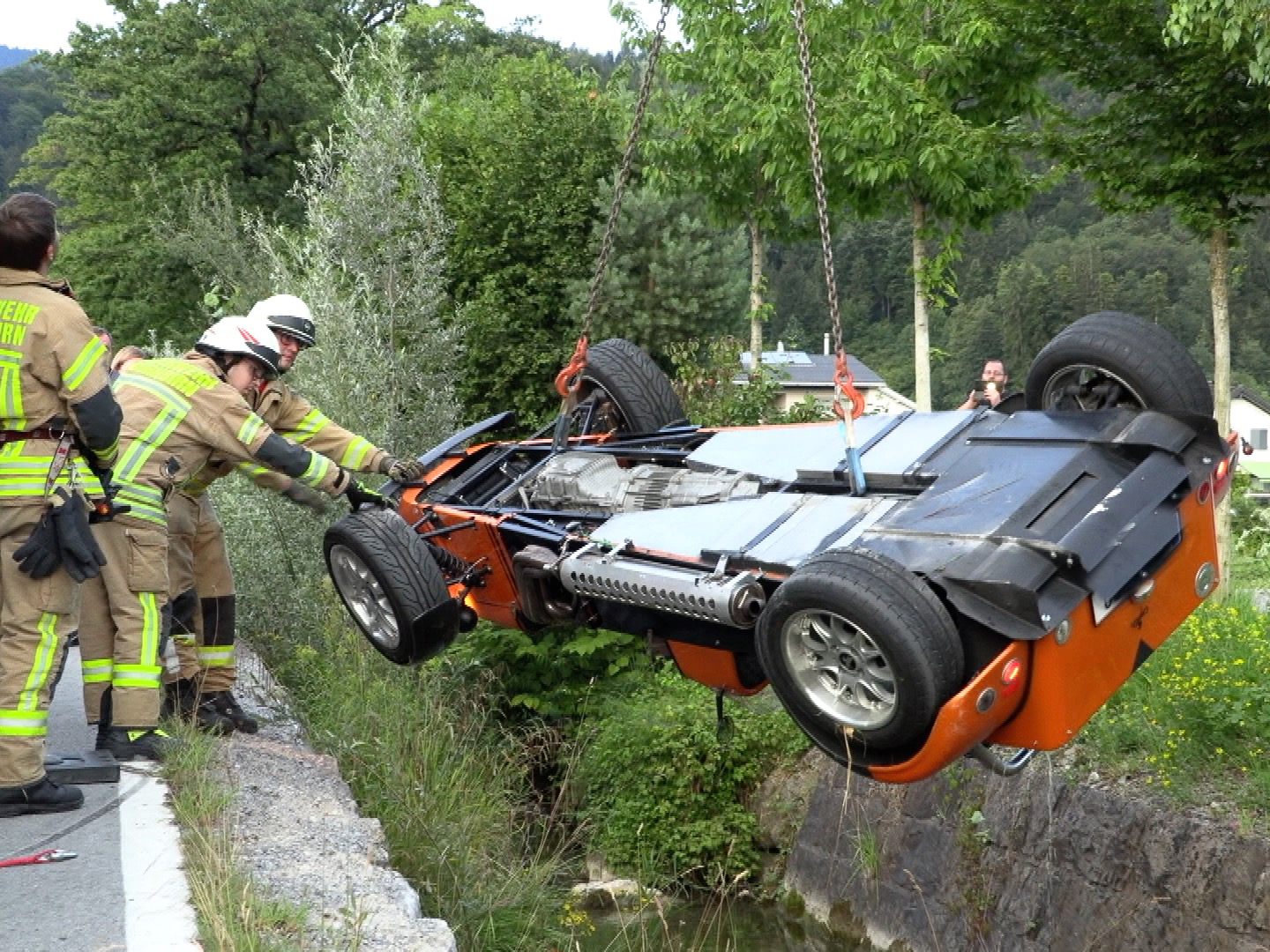 Die Feuerwehr musste am Mittwochabend ein Fahrzeug aus einem Bach bergen Die Feuerwehr musste am Mittwochabend ein Fahrzeug aus einem Bach bergen