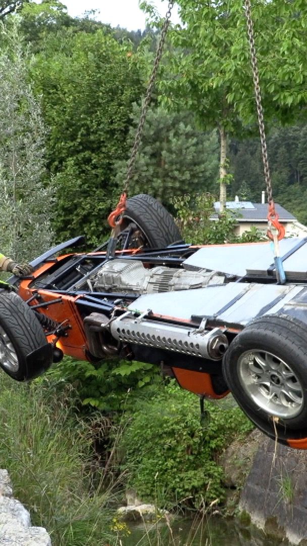 Die Feuerwehr musste am Mittwochabend ein Fahrzeug aus einem Bach bergen