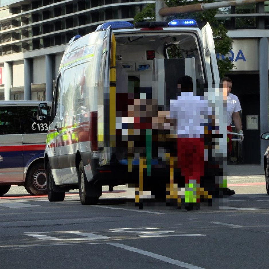 Der Verletzte wird von der Rettung abtransportiert.