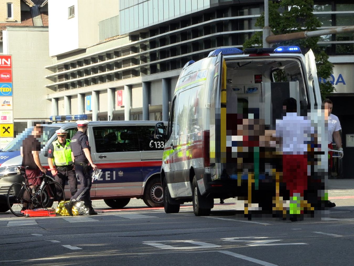 Der Verletzte wird von der Rettung abtransportiert.