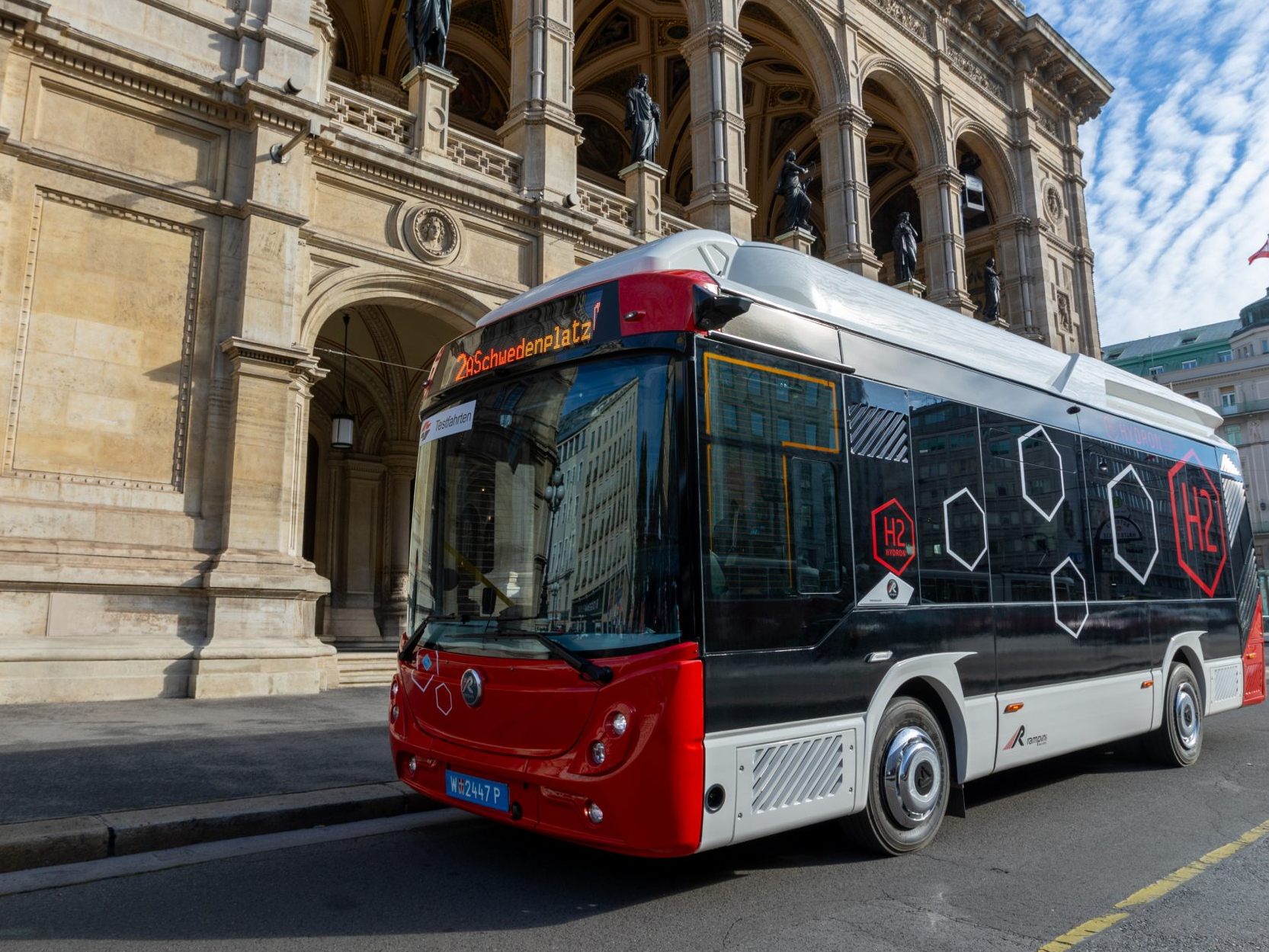 Ein Rampini-Bus in der Innenstadt. Das Branding wird laut den Wiener Linien allerdings anders aussehen.