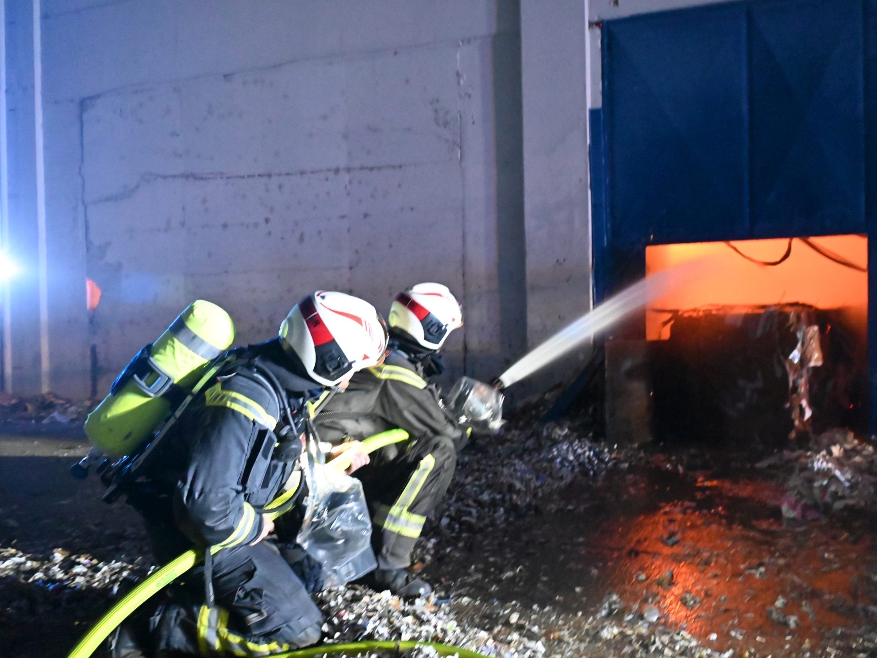 In Wien-Floridsdorf kam es am Montagabend zu einem Brand auf einem Firmengelände. In Wien-Floridsdorf kam es am Montagabend zu einem Brand auf einem Firmengelände.
