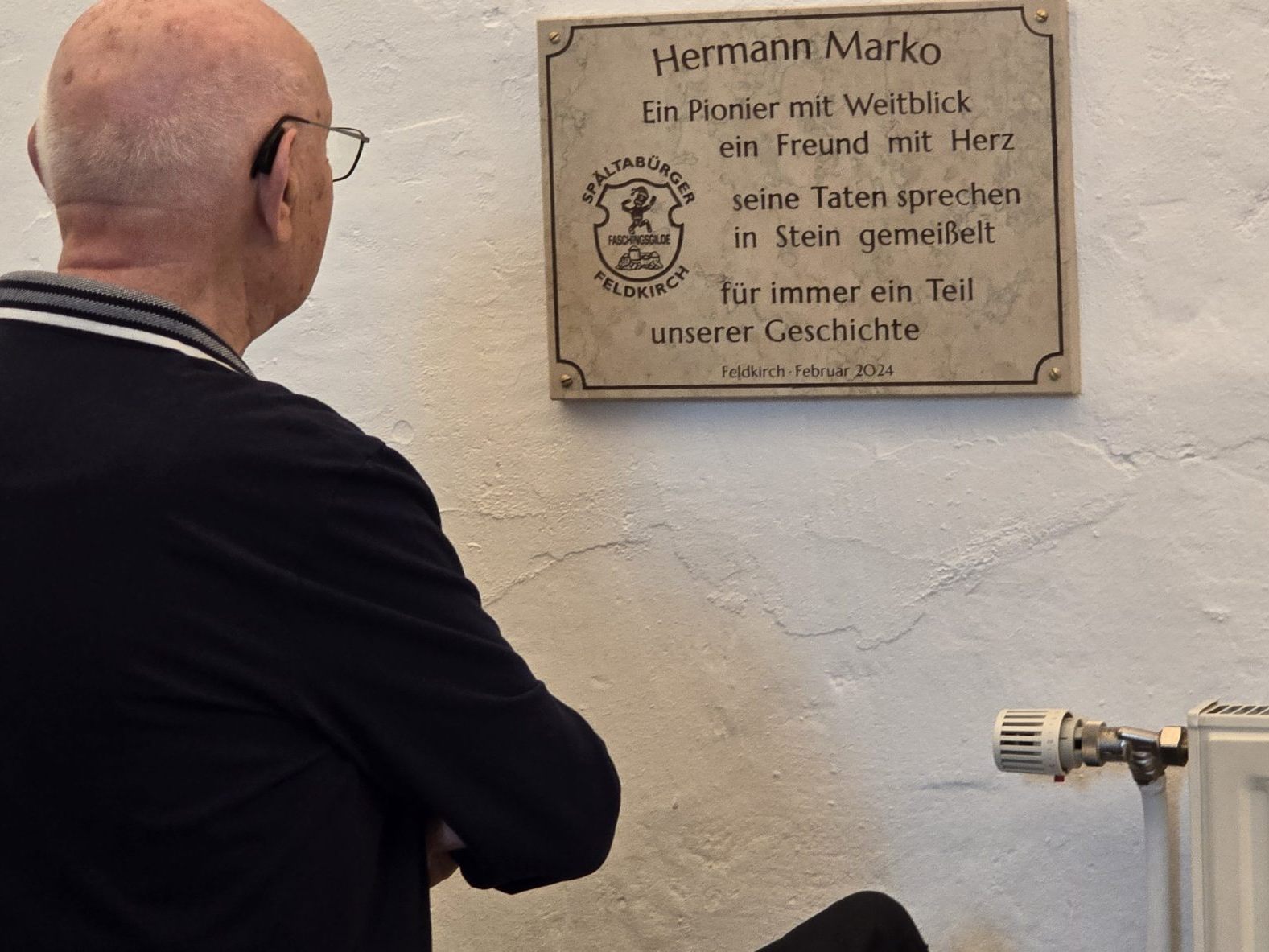 Hermann mit seiner Ehrentafel im Vereinslokal der Spältabürger. Hermann mit seiner Ehrentafel im Vereinslokal der Spältabürger.