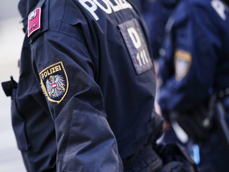 Der Pensionist gab an, seine geladene Waffe samt Schalldämpfer und weiterer Munition auf der Straße in Wien-Währing vergessen zu haben. Der Pensionist gab an, seine geladene Waffe samt Schalldämpfer und weiterer Munition auf der Straße in Wien-Währing vergessen zu haben.