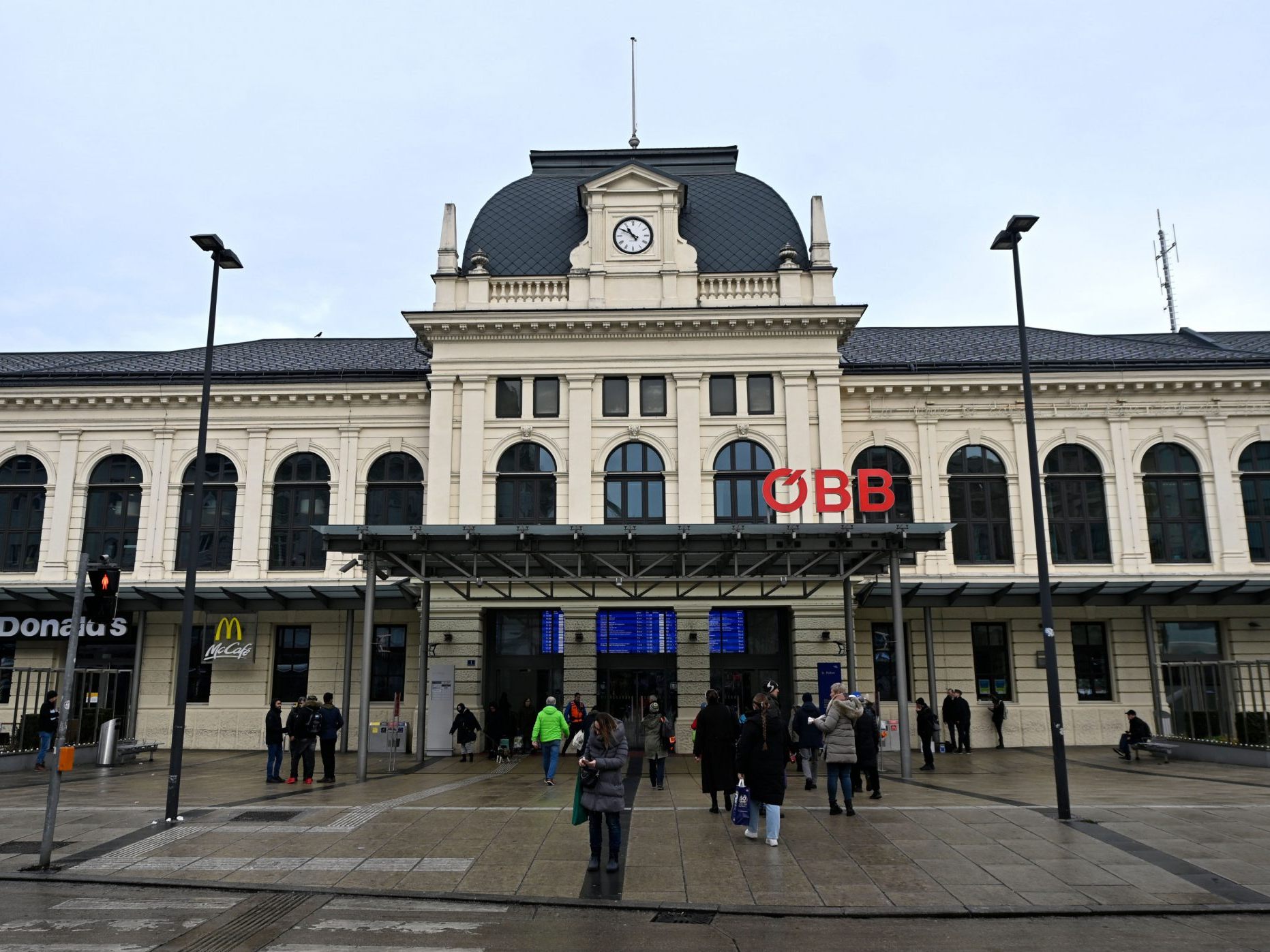 Beim Hauptbahnhof in St. Pölten soll das junge Duo den Raub begangen haben.