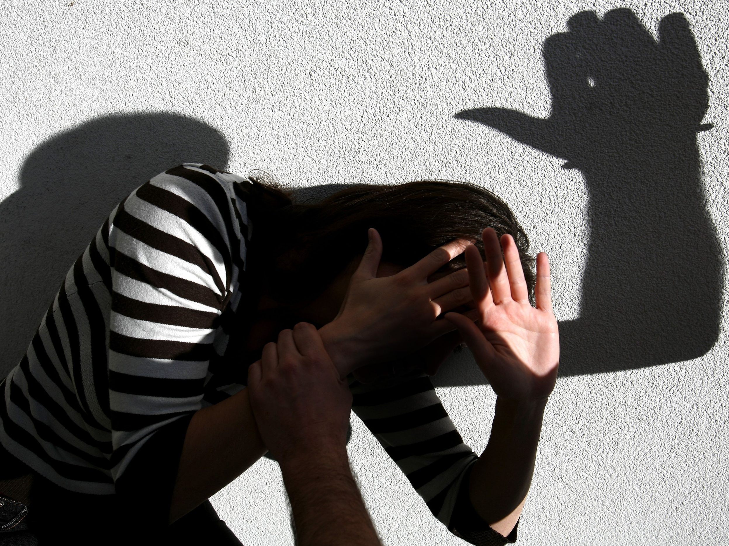 Ein 28-Jähriger verletzte seine 26-jährige Frau. Ein 28-Jähriger verletzte seine 26-jährige Frau.