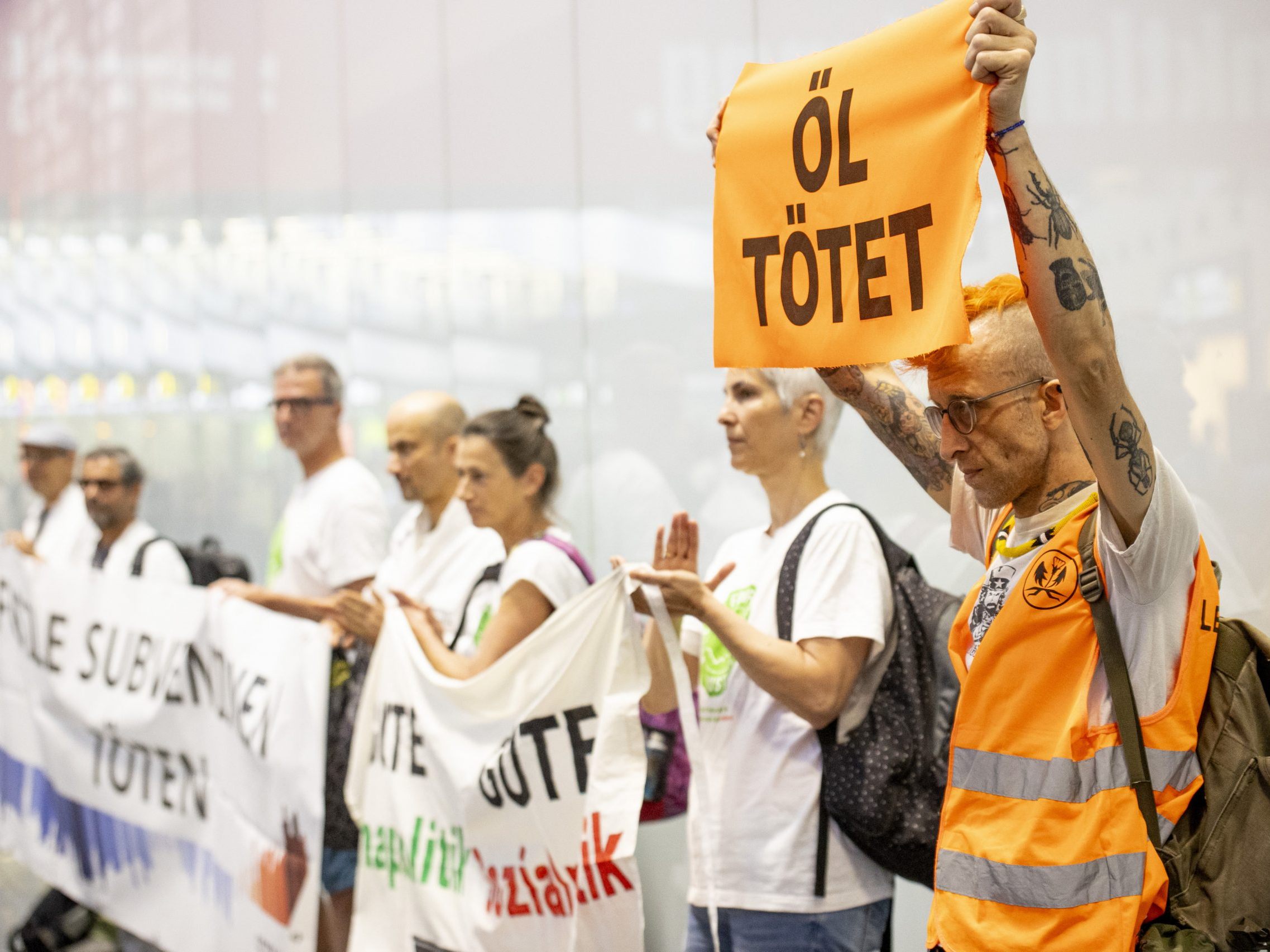 Am Flughafen Wien waren am Samstag Aktivisten zu sehen.