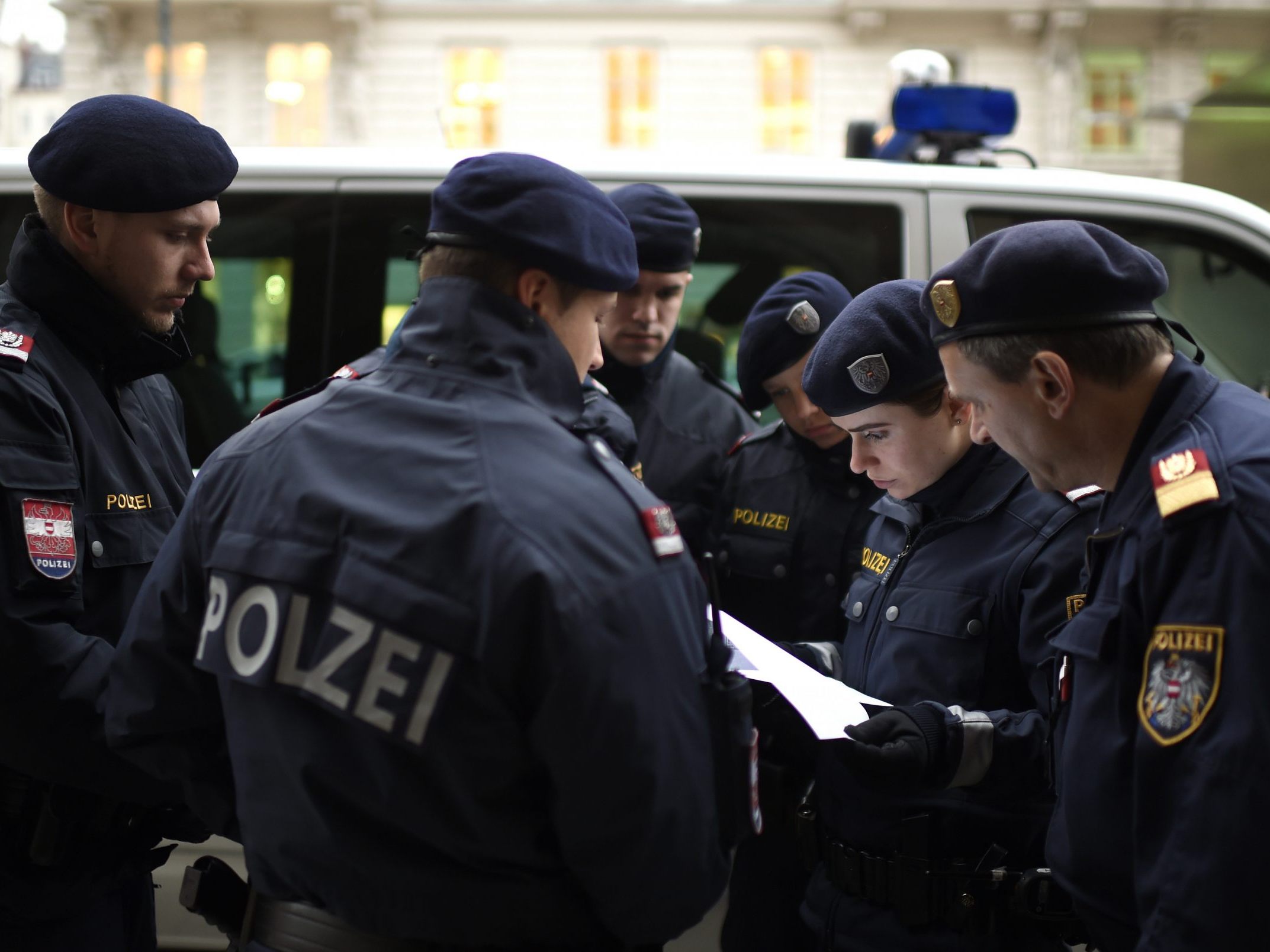 Die Wiener Polizei bittet nach einem Raubüberfall um Hinweise. Die Wiener Polizei bittet nach einem Raubüberfall um Hinweise.