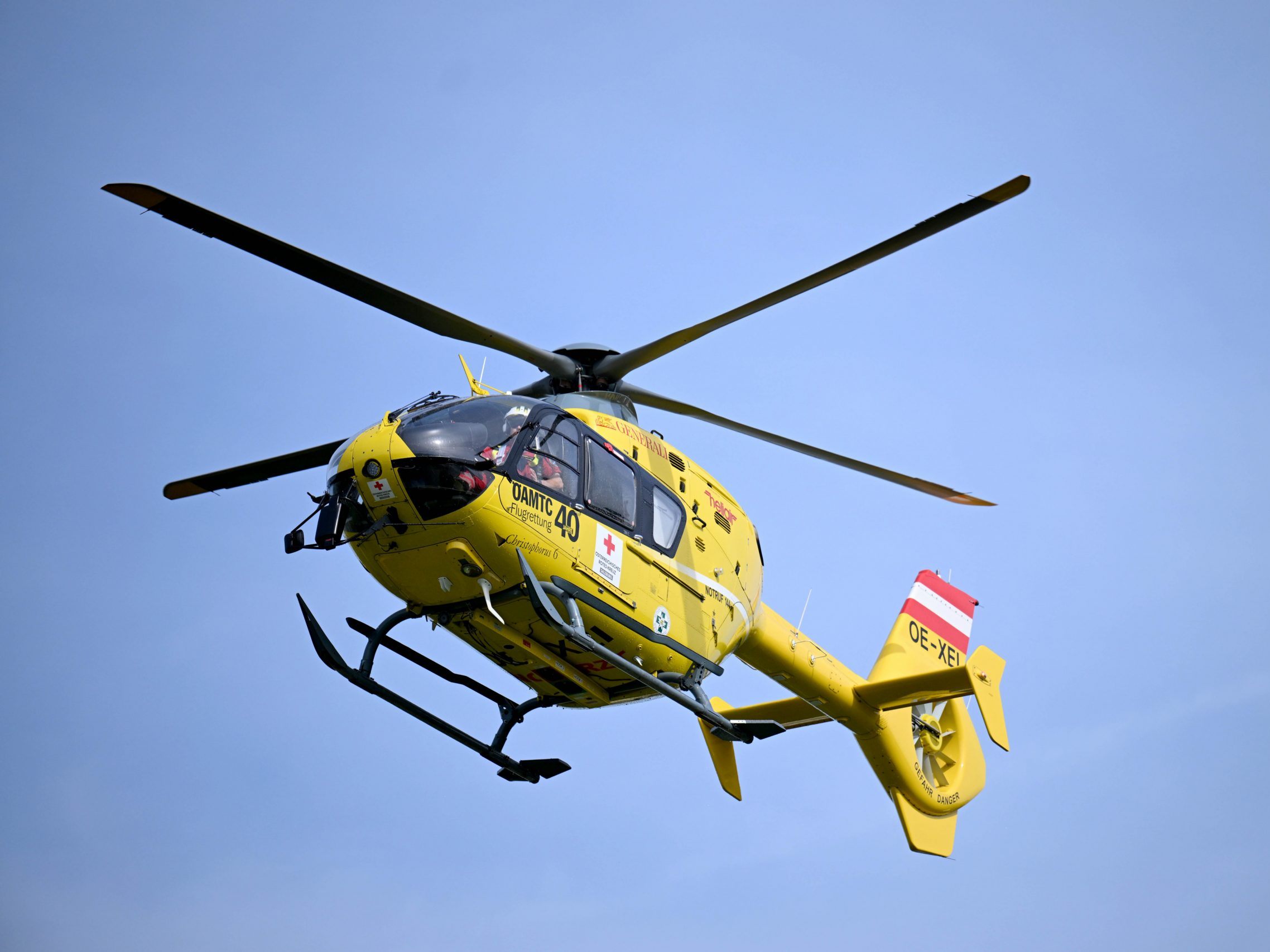 Der Vierjährige wurde mit dem Notarzthubschrauber in ein Spital geflogen. Der Vierjährige wurde mit dem Notarzthubschrauber in ein Spital geflogen.