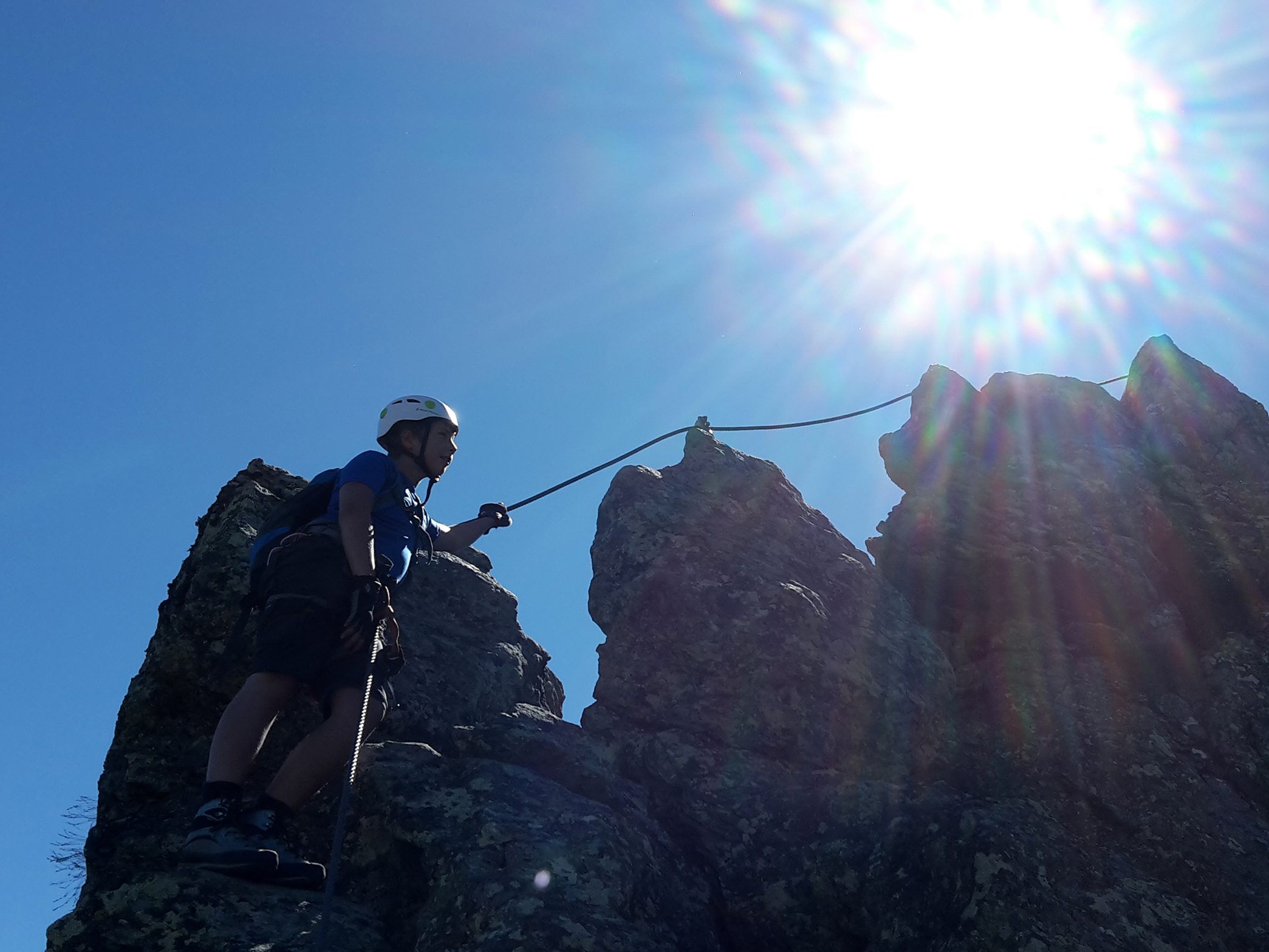 Ein Bergsteiger stürzte in Tirol ab.