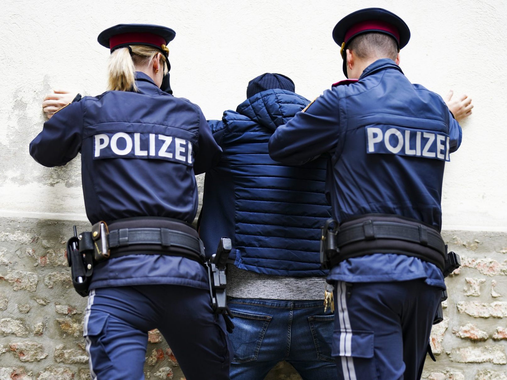 Zwei Tatverdächtige wurden von der Polizei ausgeforscht und festgenommen. Zwei Tatverdächtige wurden von der Polizei ausgeforscht und festgenommen.