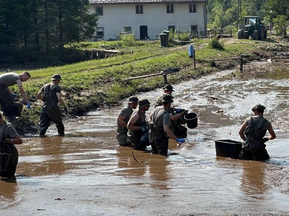 Rund 40 Soldatinnen und Soldaten des österreichischen Bundesheers helfen bei den Aufräumarbeiten. Rund 40 Soldatinnen und Soldaten des österreichischen Bundesheers helfen bei den Aufräumarbeiten.