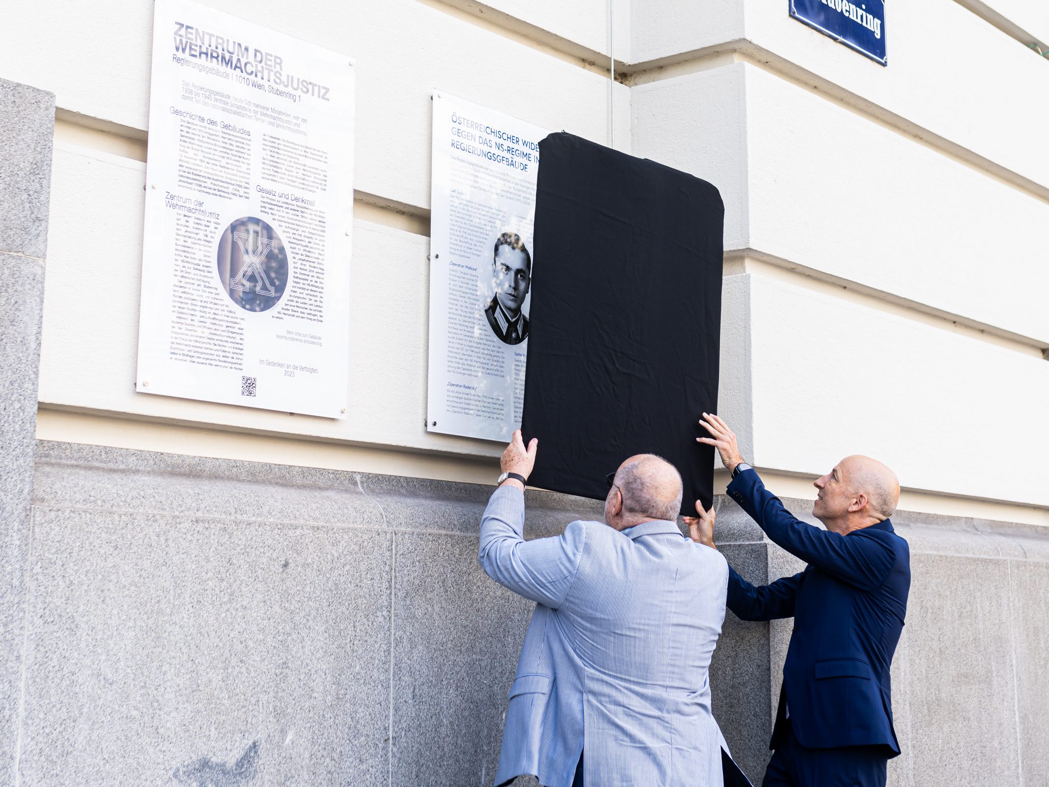 Angebracht wurde die Tafel an der Fassade des ehemaligen "Kriegsministeriums", das heute als Regierungsgebäude dient. Angebracht wurde die Tafel an der Fassade des ehemaligen "Kriegsministeriums", das heute als Regierungsgebäude dient.