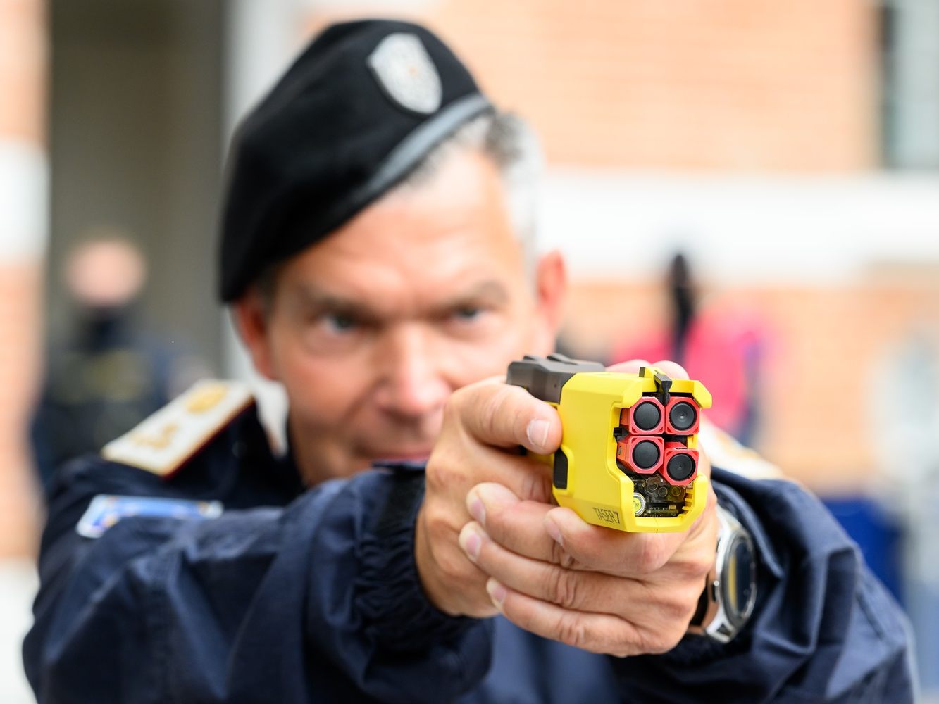Ein Polizeibeamter hält in Wien einen Taser. Ein Polizeibeamter hält in Wien einen Taser.