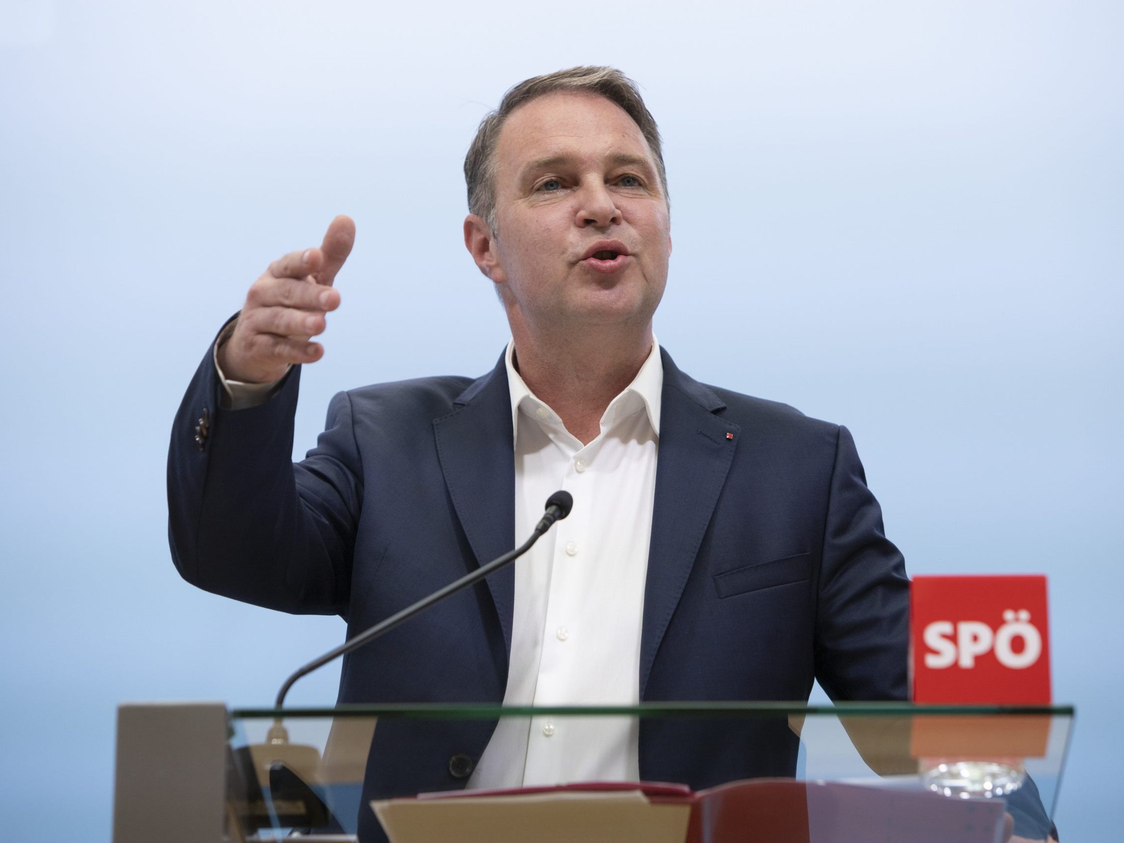 Babler will von den Parteichefs eine Absage an ein Sparpaket.